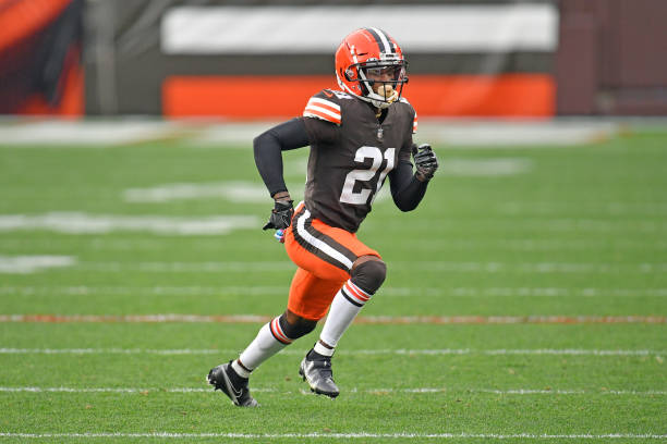 CLEVELAND, OHIO - OCTOBER 11: Cornerback Denzel Ward #21 of the Cleveland Browns runs a play during the first half against the Indianapolis Colts at FirstEnergy Stadium on October 11, 2020 in Cleveland, Ohio. The Browns defeated the Colts 32-23. (Photo by Jason Miller/Getty Images)