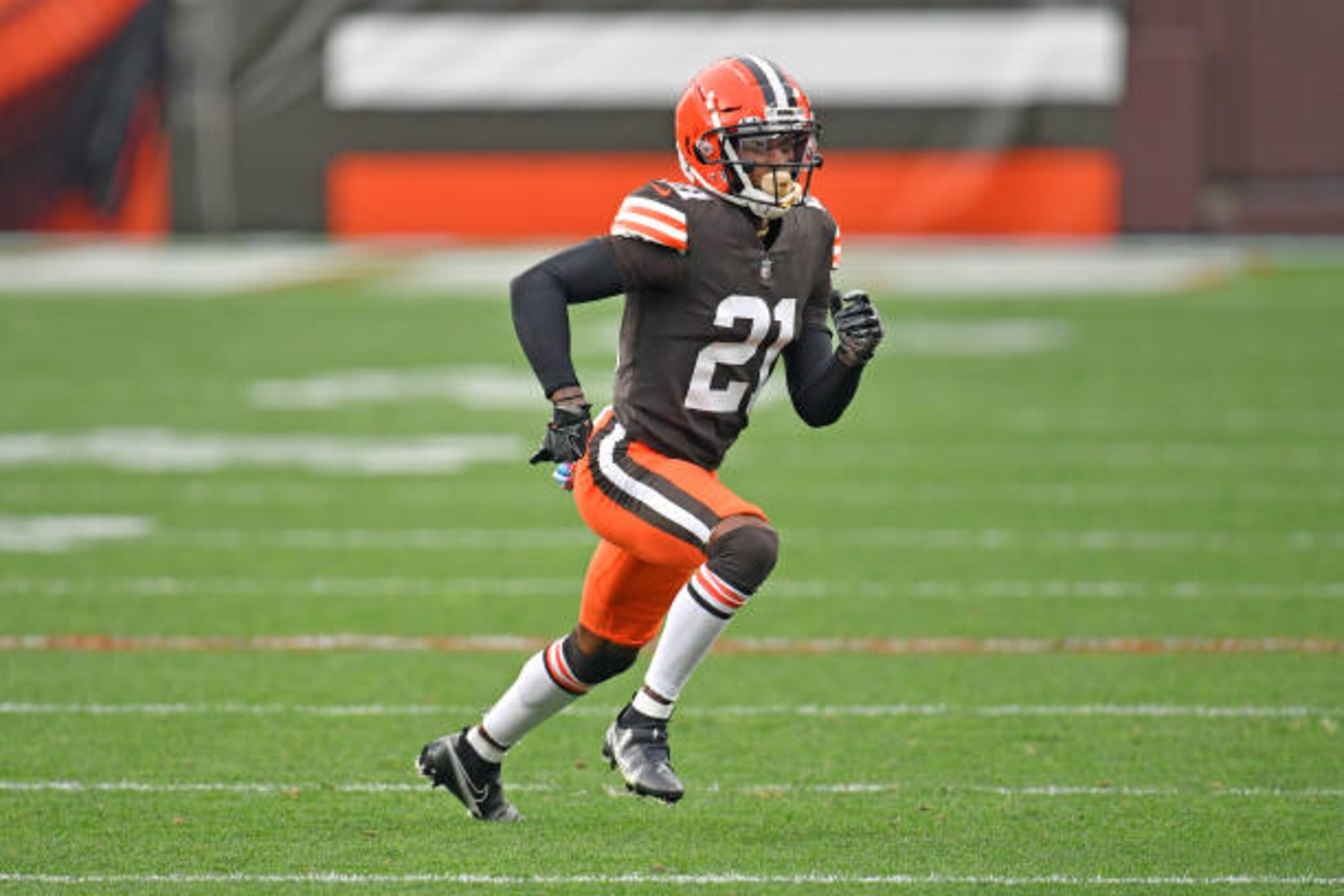 CLEVELAND, OHIO - OCTOBER 11: Cornerback Denzel Ward #21 of the Cleveland Browns runs a play during the first half against the Indianapolis Colts at FirstEnergy Stadium on October 11, 2020 in Cleveland, Ohio. The Browns defeated the Colts 32-23. (Photo by Jason Miller/Getty Images)