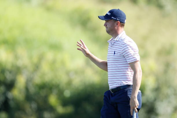 KAPALUA, HAWAII - JANUARY 10: Justin Thomas of the United States acknowledges fans on the 18th green during the final round of the Sentry Tournament Of Champions at the Kapalua Plantation Course on January 10, 2021 in Kapalua, Hawaii. (Photo by Cliff Hawkins/Getty Images)