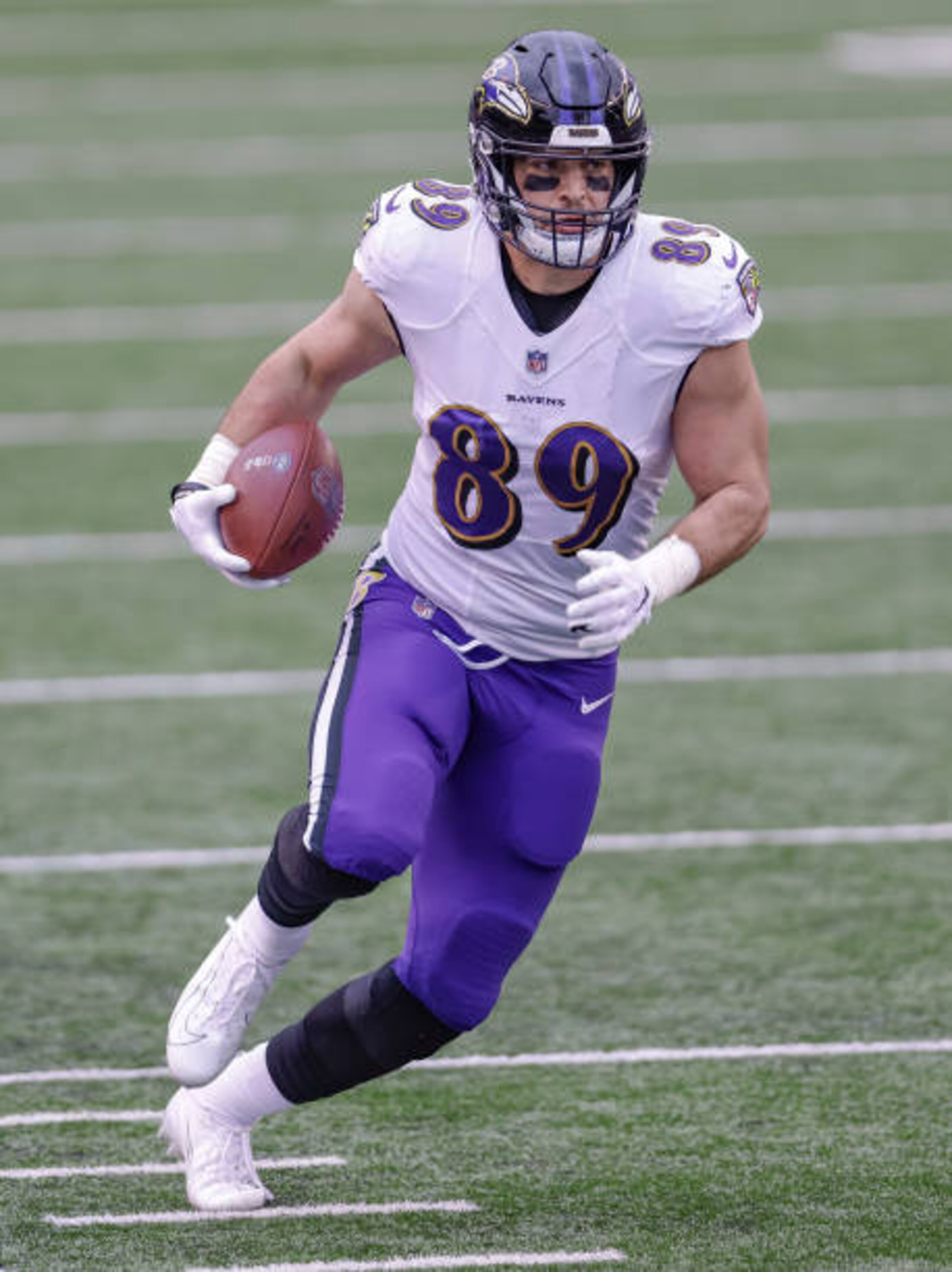 CINCINNATI, OHIO - JANUARY 03: Mark Andrews #89 of the Baltimore Ravens runs the ball during the game against the Cincinnati Bengals at Paul Brown Stadium on January 03, 2021 in Cincinnati, Ohio. (Photo by Michael Hickey/Getty Images)