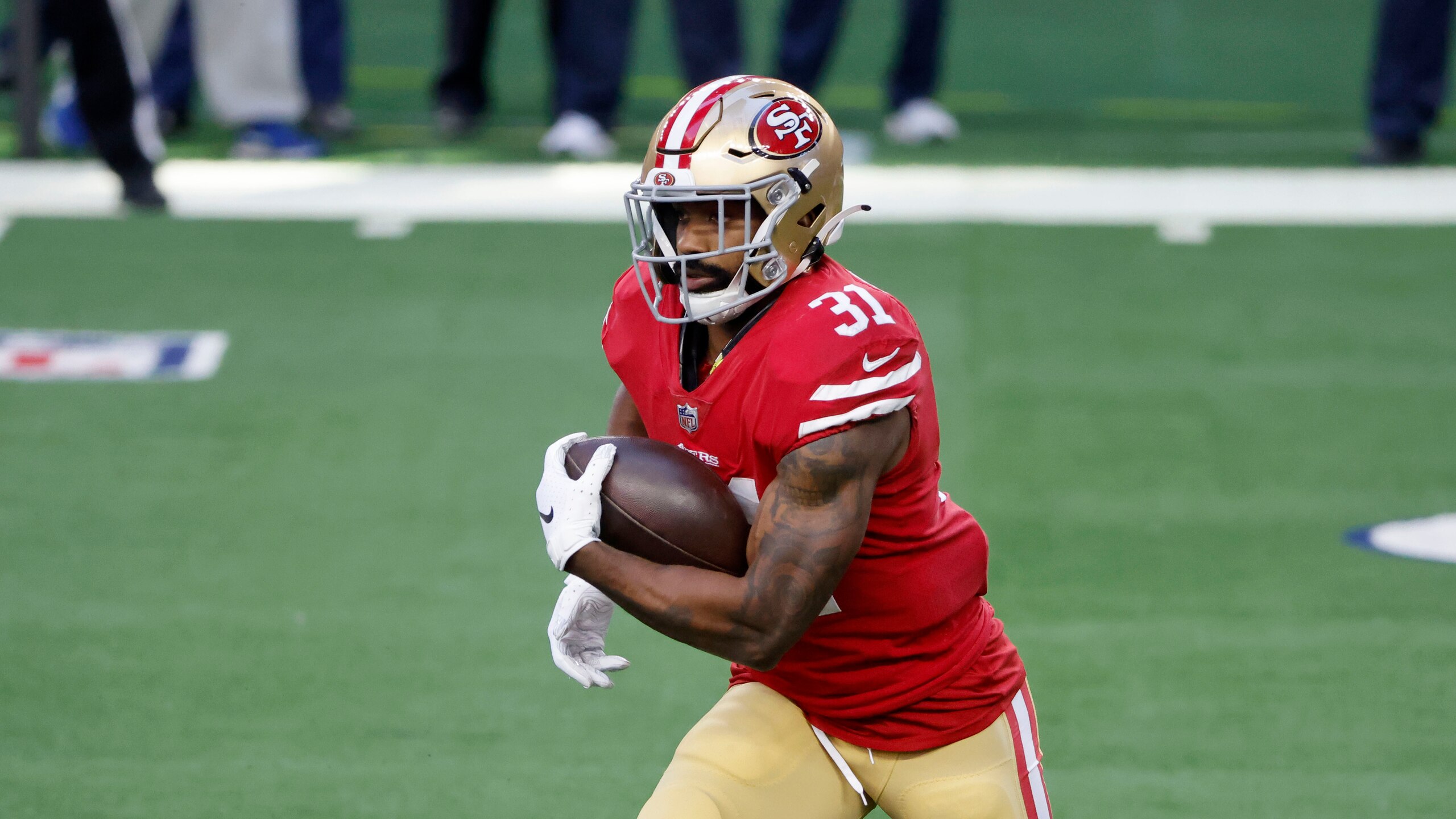 San Francisco 49ers running back Raheem Mostert (31) runs the ball during an NFL football game in Arlington, Texas, Sunday, Dec. 20, 2020. (AP Photo/Michael Ainsworth)