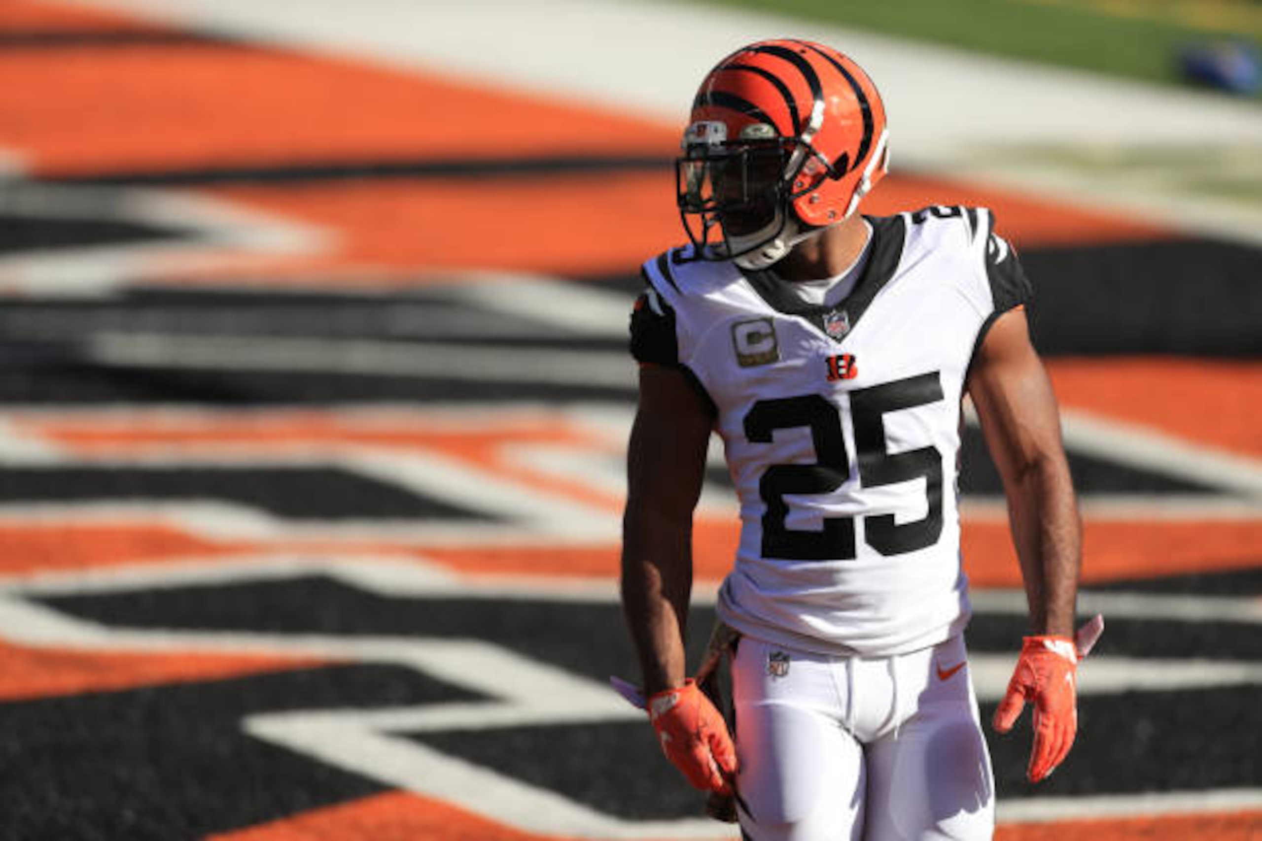 CINCINNATI, OH - NOVEMBER 29: Cincinnati Bengals running back Giovani Bernard (25) warms up before the game against the New York Giants and the Cincinnati Bengals on November 29, 2020, at Paul Brown Stadium in Cincinnati, OH. (Photo by Ian Johnson/Icon Sportswire via Getty Images)