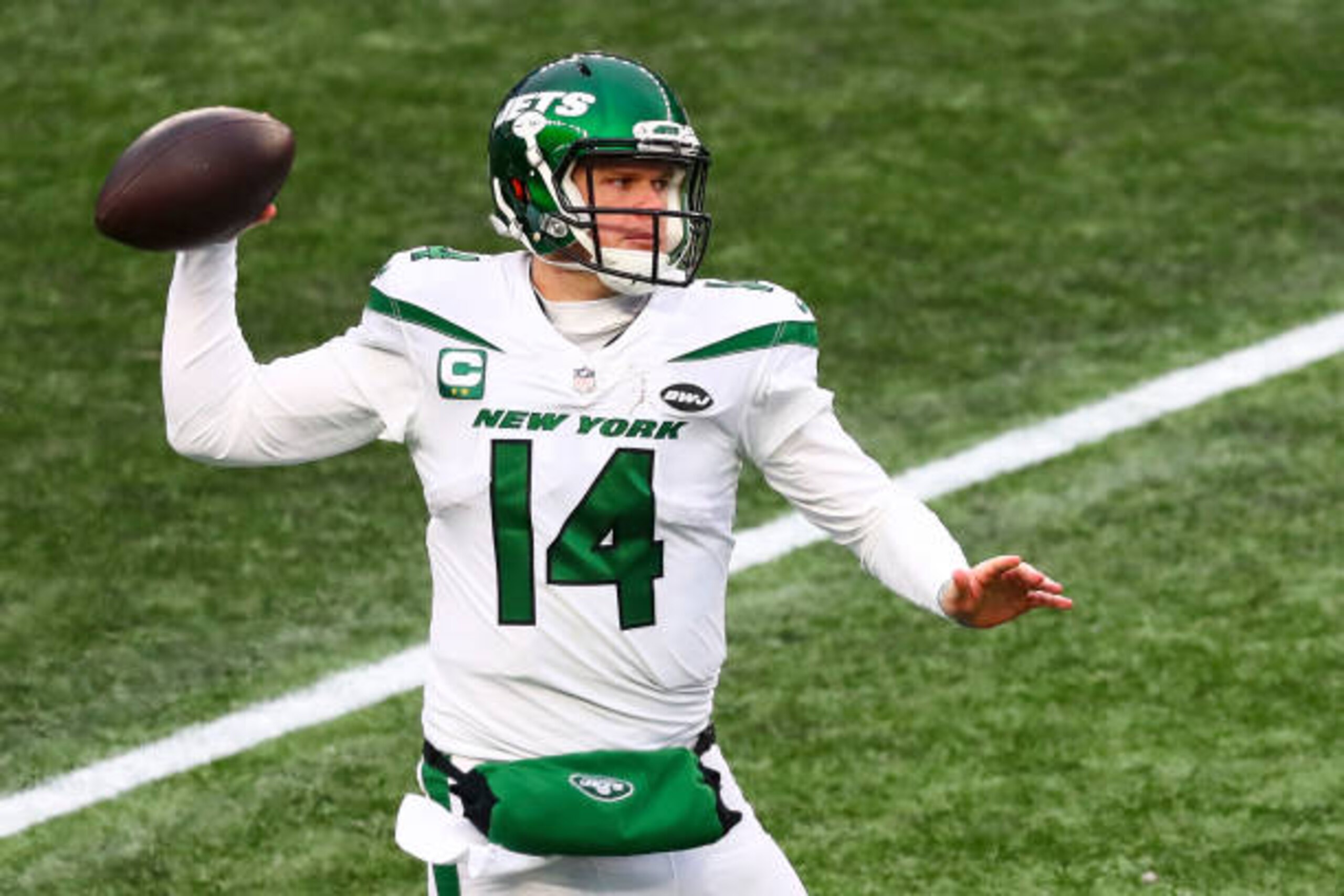 FOXBOROUGH, MA - JANUARY 03: Sam Darnold #14 of the New York Jets throws the ball during a game against the New England Patriots at Gillette Stadium on January 3, 2021 in Foxborough, Massachusetts. (Photo by Adam Glanzman/Getty Images) FOXBOROUGH, MA - JANUARY 03: Sam Darnold #14 of the New York Jets throws the ball during a game against the New England Patriots at Gillette Stadium on January 3, 2021 in Foxborough, Massachusetts. (Photo by Adam Glanzman/Getty Images)