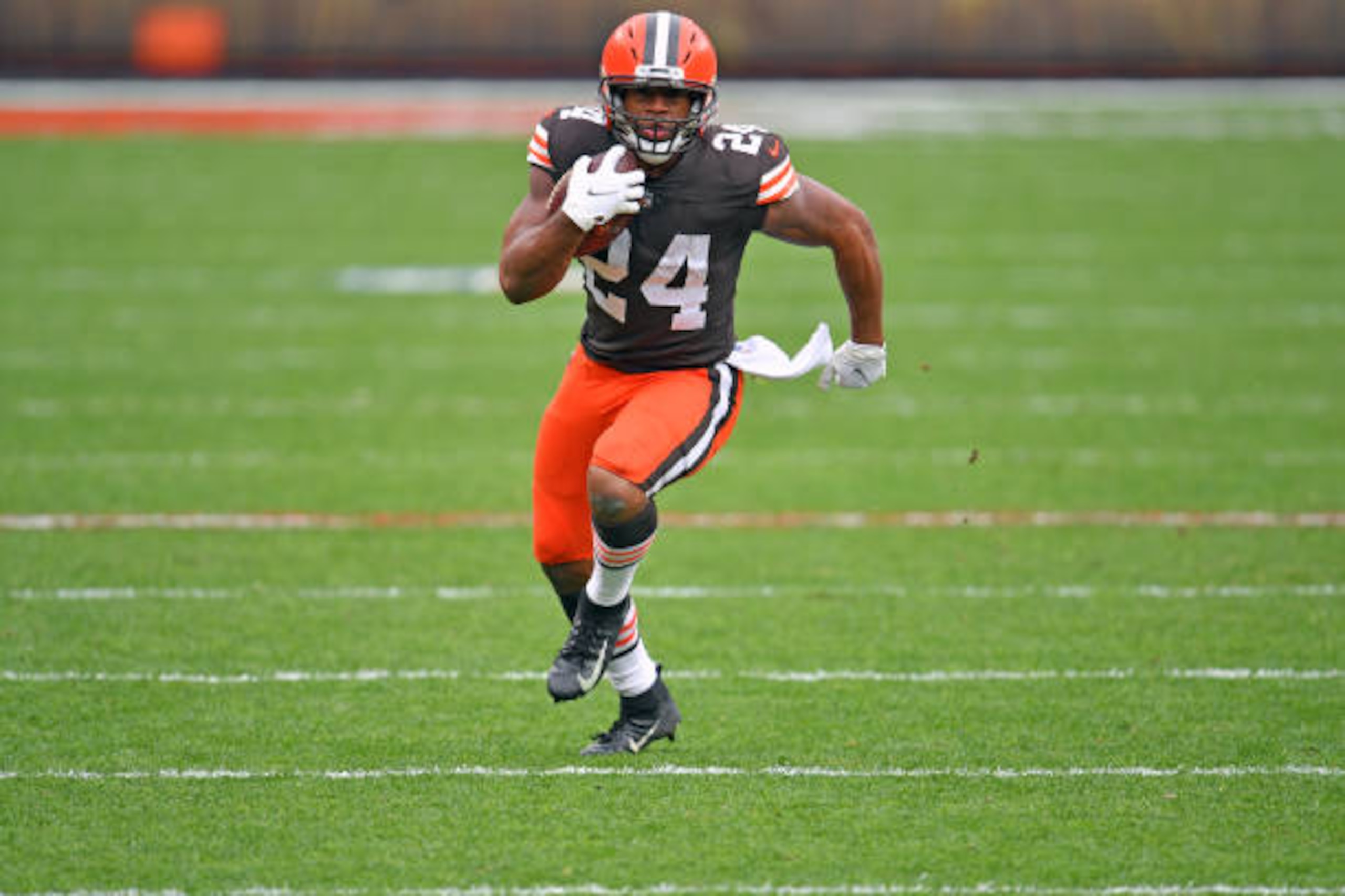 CLEVELAND, OHIO - JANUARY 03: Running back Nick Chubb #24 of the Cleveland Browns breaks away for a touchdown run during the first quarter against the Pittsburgh Steelers at FirstEnergy Stadium on January 03, 2021 in Cleveland, Ohio. The Browns defeated the Steelers 24-22. (Photo by Jason Miller/Getty Images)