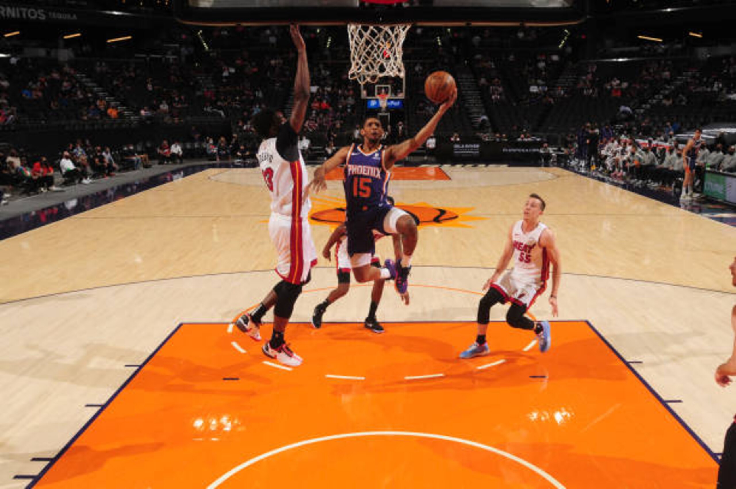 PHOENIX, AZ - APRIL 13: Cameron Payne #15 of the Phoenix Suns shoots the ball during the game against the Miami Heat on April 13, 2021 at Phoenix Suns Arena in Phoenix, Arizona. NOTE TO USER: User expressly acknowledges and agrees that, by downloading and or using this photograph, user is consenting to the terms and conditions of the Getty Images License Agreement. Mandatory Copyright Notice: Copyright 2021 NBAE (Photo by Barry Gossage/NBAE via Getty Images)