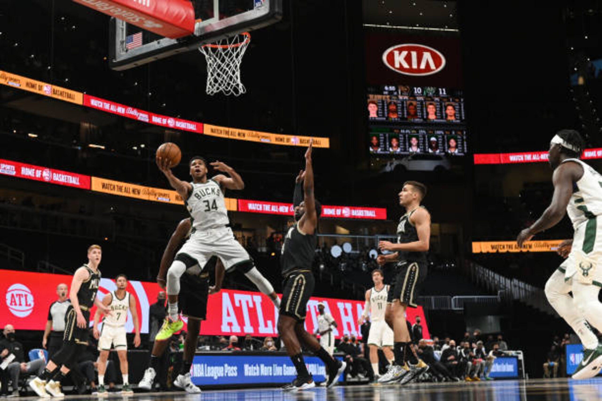 ATLANTA, GA - APRIL 15: Giannis Antetokounmpo #34 of the Milwaukee Bucks drives to the basket during the game against the Atlanta Hawks on April 15, 2021 at State Farm Arena in Atlanta, Georgia.  NOTE TO USER: User expressly acknowledges and agrees that, by downloading and/or using this Photograph, user is consenting to the terms and conditions of the Getty Images License Agreement. Mandatory Copyright Notice: Copyright 2021 NBAE (Photo by Adam Hagy/NBAE via Getty Images)