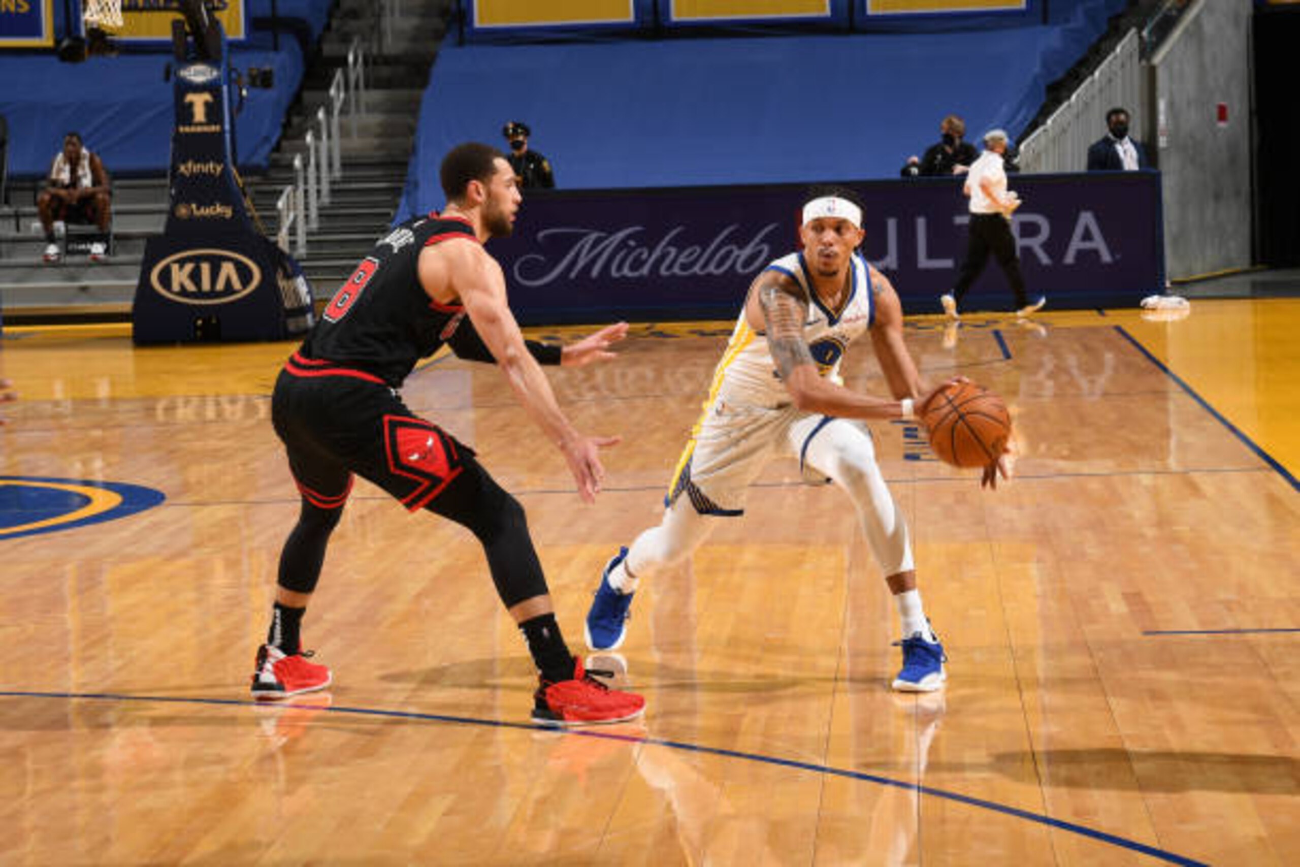 SAN FRANCISCO, CA - MARCH 29: Damion Lee #1 of the Golden State Warriors passes the ball during the game against the Chicago Bulls on March 29, 2021 at Chase Center in San Francisco, California. NOTE TO USER: User expressly acknowledges and agrees that, by downloading and or using this photograph, user is consenting to the terms and conditions of Getty Images License Agreement. Mandatory Copyright Notice: Copyright 2021 NBAE (Photo by Noah Graham/NBAE via Getty Images)