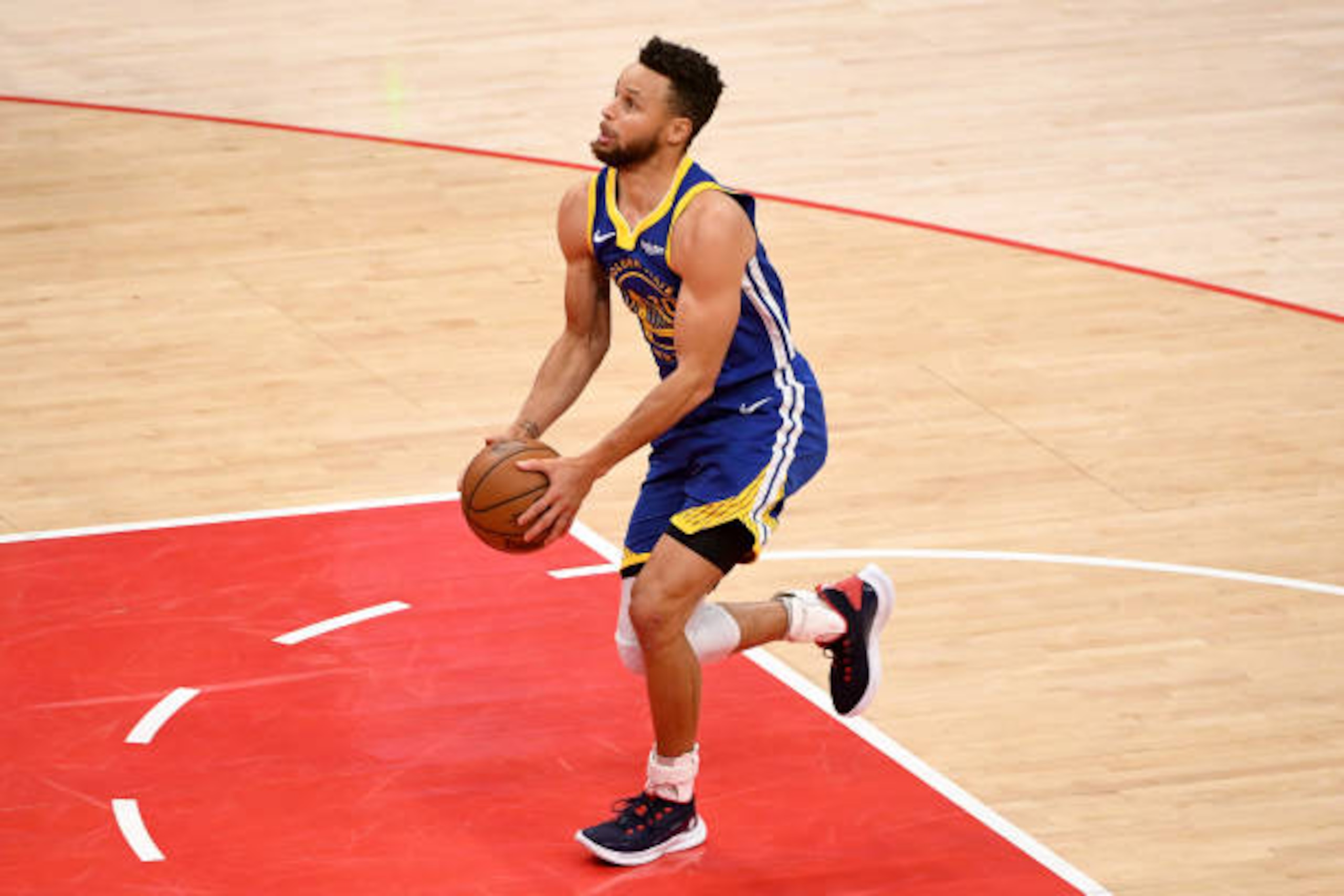 WASHINGTON, DC - APRIL 21: Stephen Curry #30 of the Golden State Warriors dribbles against the Washington Wizards during the second half at Capital One Arena on April 21, 2021 in Washington, DC. NOTE TO USER: User expressly acknowledges and agrees that, by downloading and or using this photograph, User is consenting to the terms and conditions of the Getty Images License Agreement. (Photo by Will Newton/Getty Images)