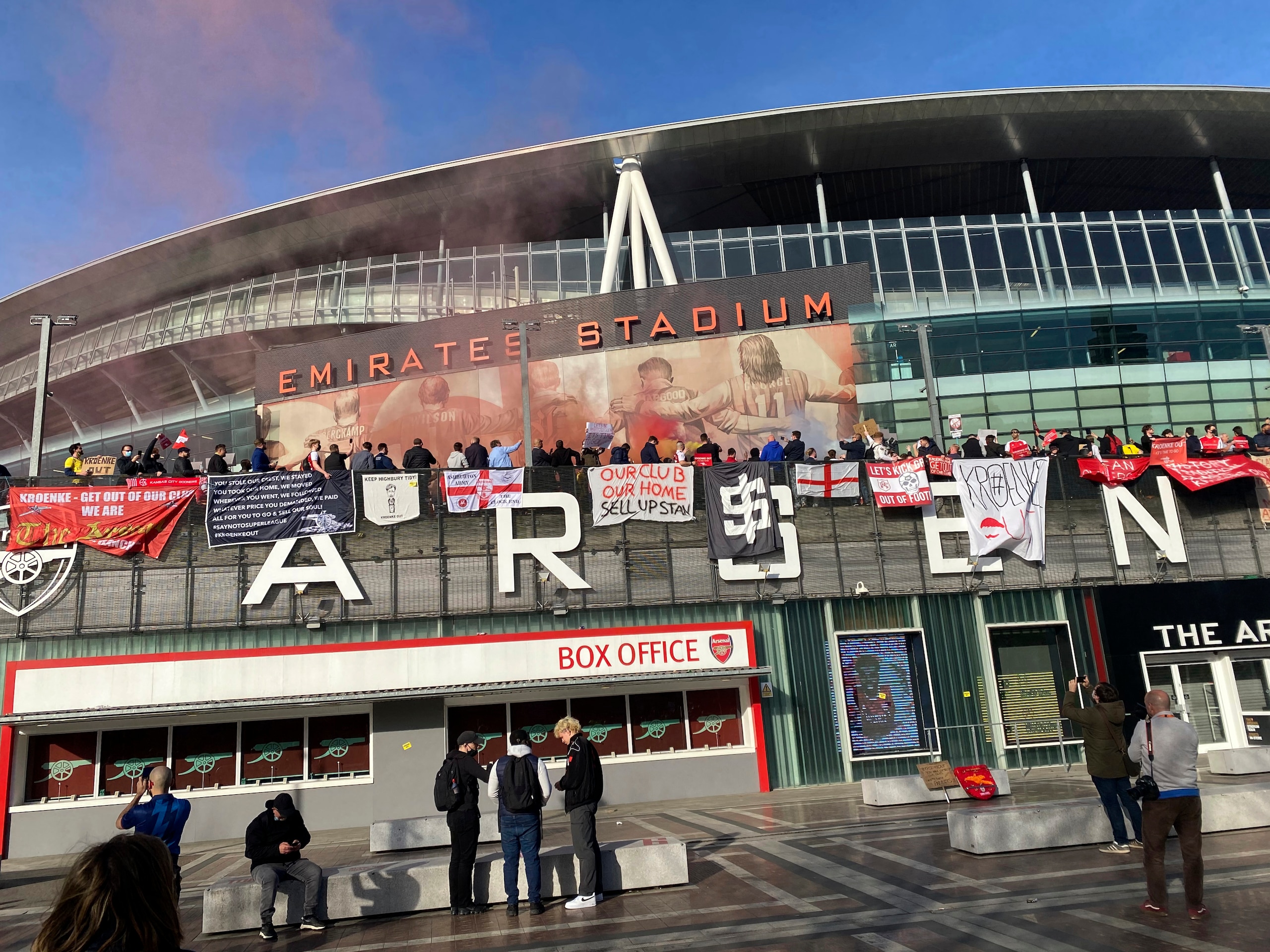 Fans protest against Arsenal owner Stan Kroenke before the English Premier League soccer match against Everton at the Emirates Stadium in London, Friday April 23, 2021.  The fans want owner Stan Kroenke to leave the club over its bid to join the failed Super League. (AP Photo / Frank Giffiths)