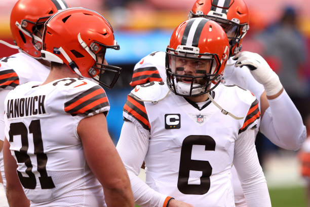 KANSAS CITY, MISSOURI - JANUARY 17: Quarterback Baker Mayfield #6 of the Cleveland Browns and teammates warm up prior to the AFC Divisional Playoff game against the Kansas City Chiefs at Arrowhead Stadium on January 17, 2021 in Kansas City, Missouri. (Photo by Jamie Squire/Getty Images)