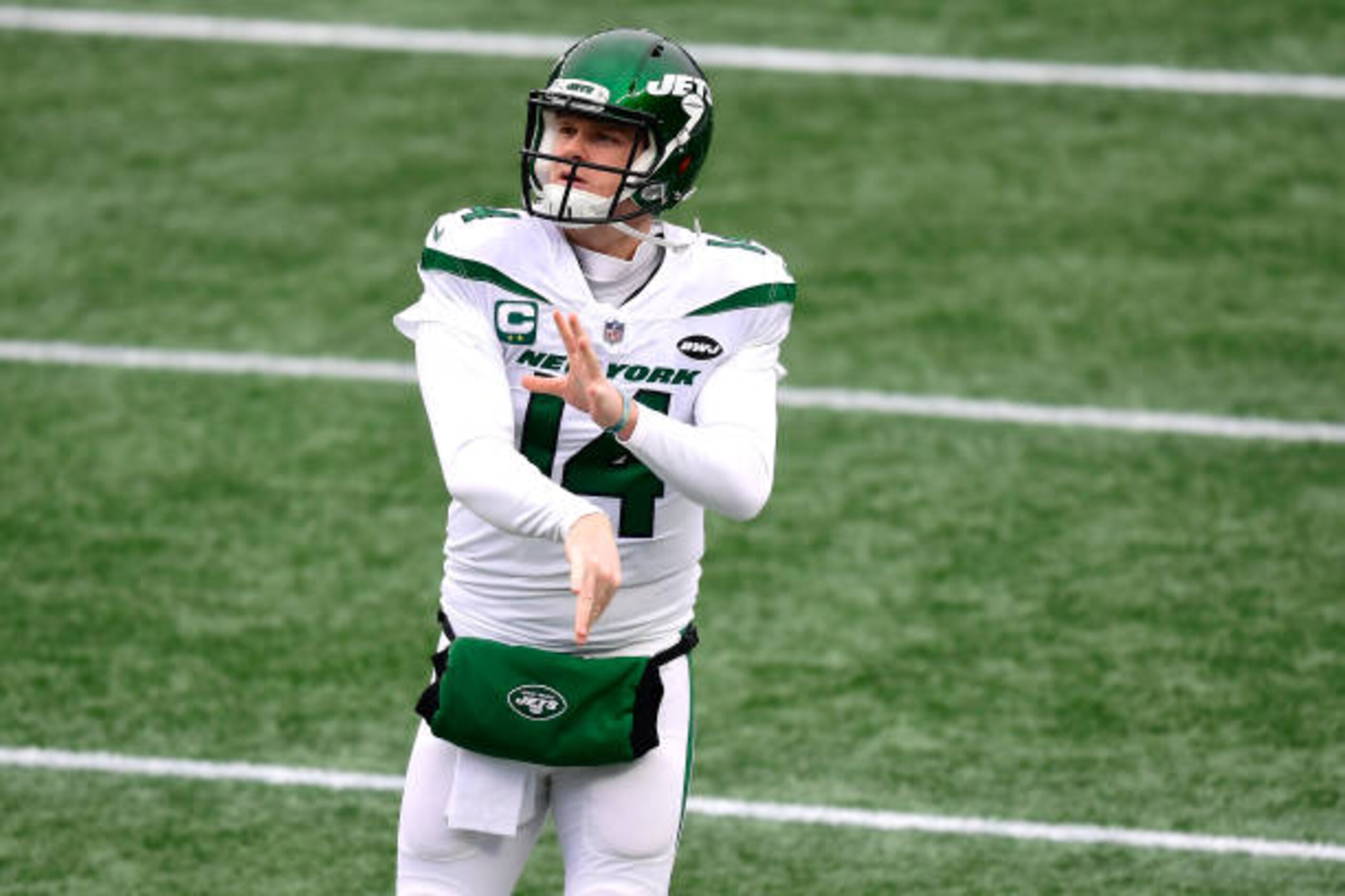 FOXBOROUGH, MA - JANUARY 03: Sam Darnold #14 of the New York Jets warms up before a game against the New England Patriots at Gillette Stadium on January 3, 2021 in Foxborough, Massachusetts. (Photo by Billie Weiss/Getty Images)