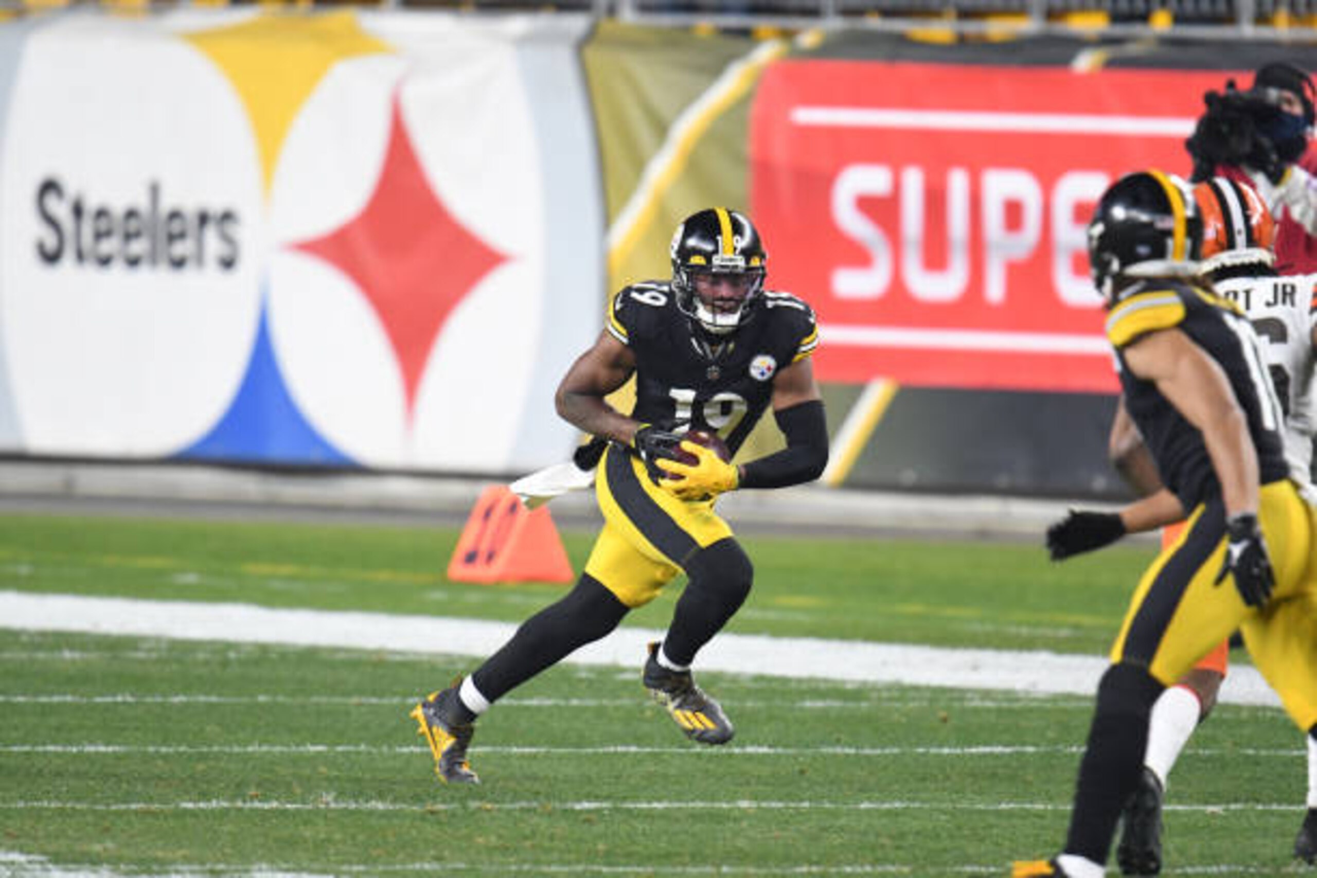 Football: AFC Playoffs: Pittsburgh Steelers JuJu Smith-Schuster (19) in action vs Cleveland Browns at Heinz Field.
Pittsburgh, PA 1/10/2021
CREDIT: Fred Vuich (Photo by Fred Vuich/Sports Illustrated via Getty Images) (Set Number: X163496)