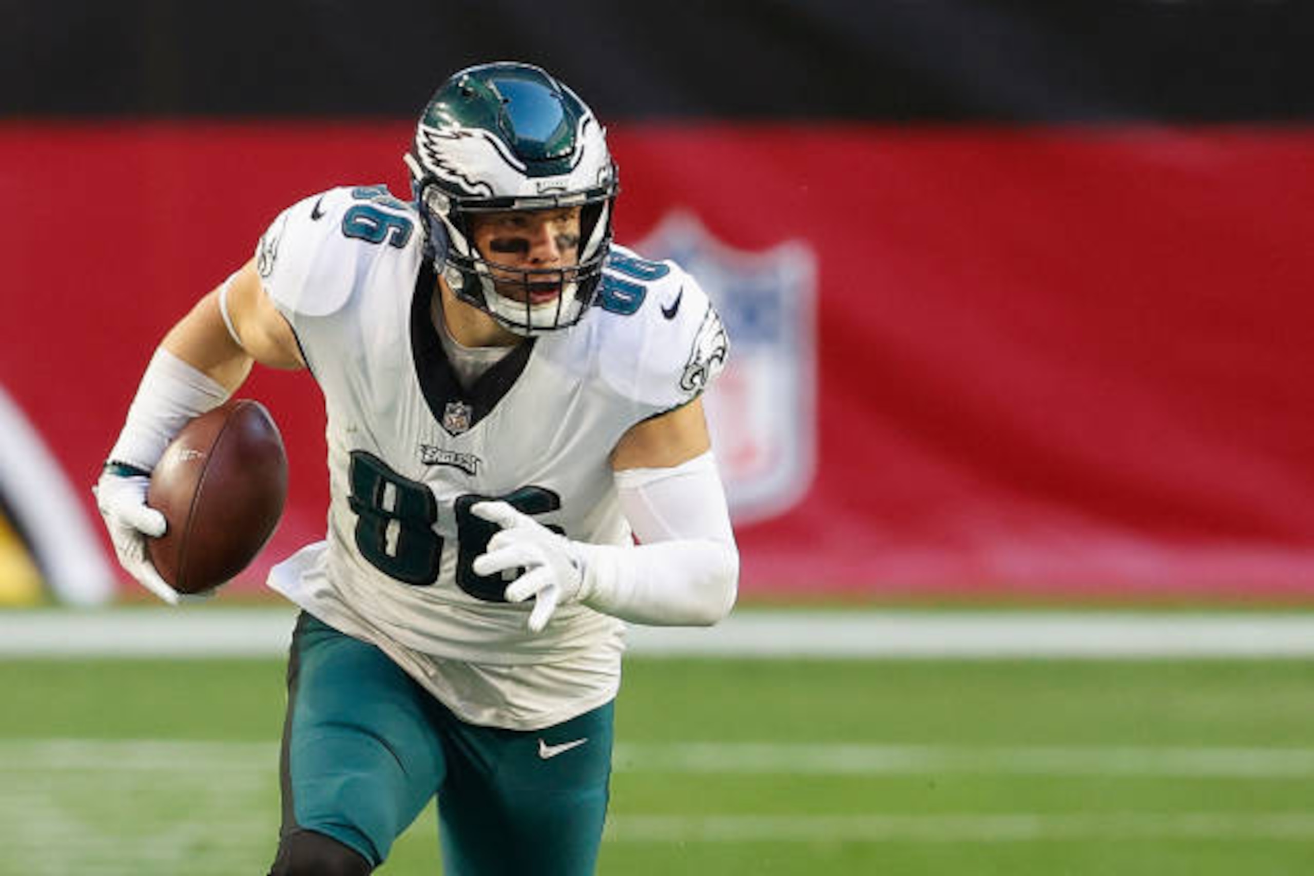 GLENDALE, ARIZONA - DECEMBER 20: Tight end Zach Ertz #86 of the Philadelphia Eagles runs with the football after a reception against the Arizona Cardinals during the NFL game at State Farm Stadium on December 20, 2020 in Glendale, Arizona. The Cardinals defeated the Eagles 33-26. (Photo by Christian Petersen/Getty Images)
