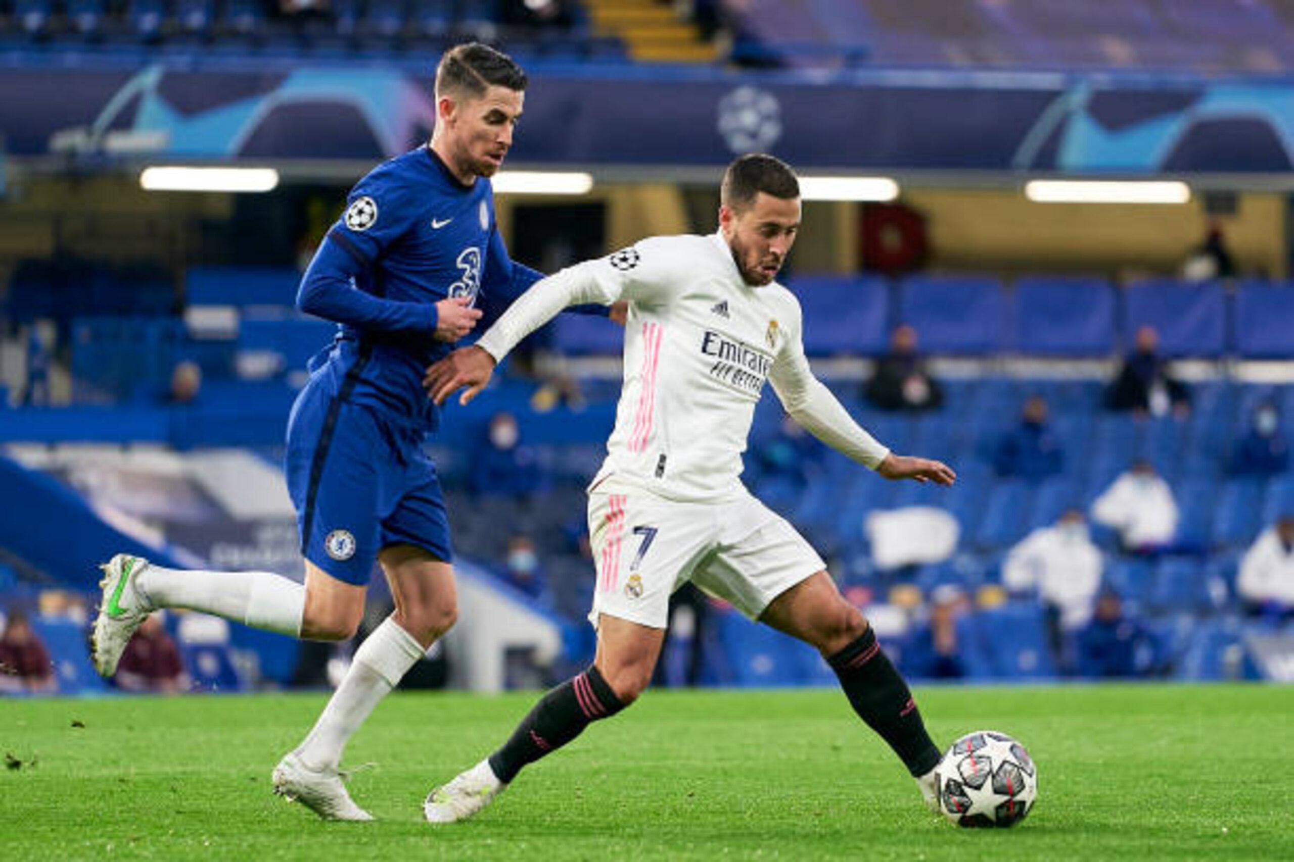LONDON, ENGLAND - MAY 05: Jorginho of Chelsea competes for the ball with Eden Hazard of Real Madrid during the UEFA Champions League Semi Final Second Leg match between Chelsea and Real Madrid at Stamford Bridge on May 05, 2021 in London, England. Sporting stadiums around Europe remain under strict restrictions due to the Coronavirus Pandemic as Government social distancing laws prohibit fans inside venues resulting in games being played behind closed doors. (Photo by Pedro Salado/Quality Sport Images/Getty Images)