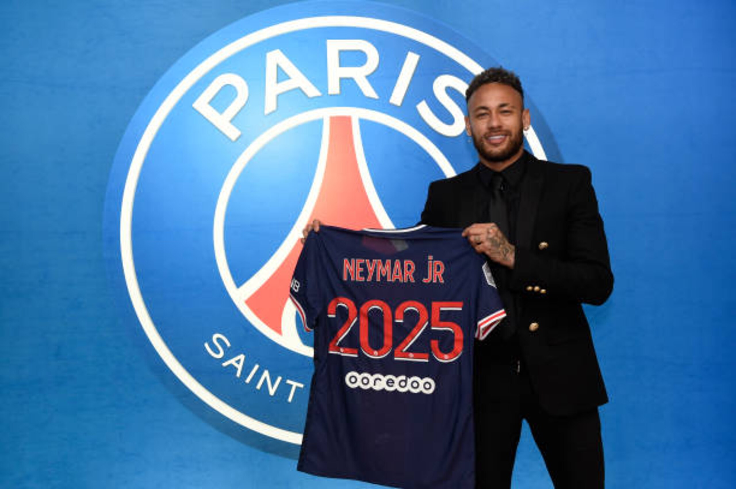 BOULOGNE-BILLANCOURT, FRANCE - MAY 08: Neymar Jr signs a contract extension with Paris Saint-Germain until 2025 on May 08, 2021 in Boulogne-Billancourt, France. (Photo by Paris Saint-Germain Football/PSG via Getty Images)