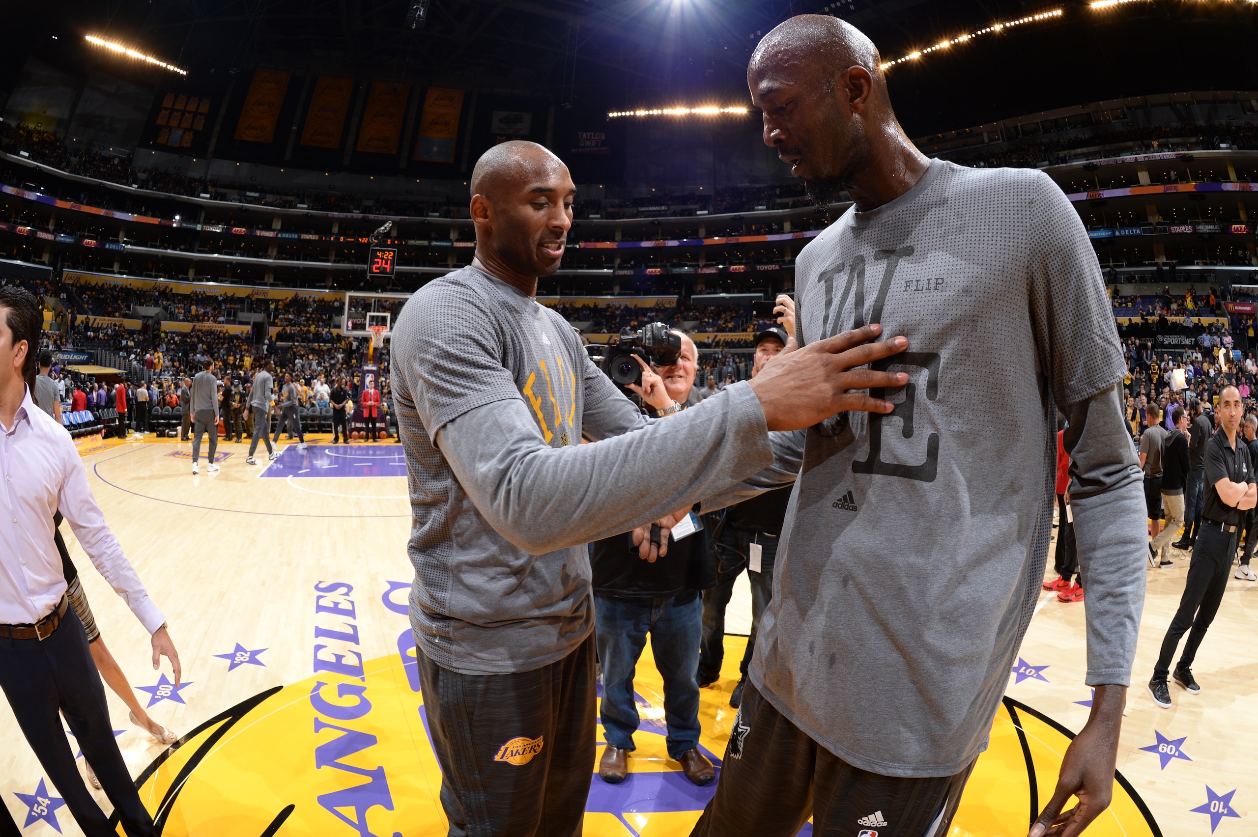 LOS ANGELES, CA - OCTOBER 28:  Kobe Bryant #24 of the Los Angeles Lakers and Kevin Garnett #21 of the Minnesota Timberwolves talk with each other before the game on October 28, 2015 at STAPLES Center in Los Angeles, California. NOTE TO USER: User expressly acknowledges and agrees that, by downloading and/or using this Photograph, user is consenting to the terms and conditions of the Getty Images License Agreement. Mandatory Copyright Notice: Copyright 2015 NBAE (Photo by Andrew D. Bernstein/NBAE via Getty Images)