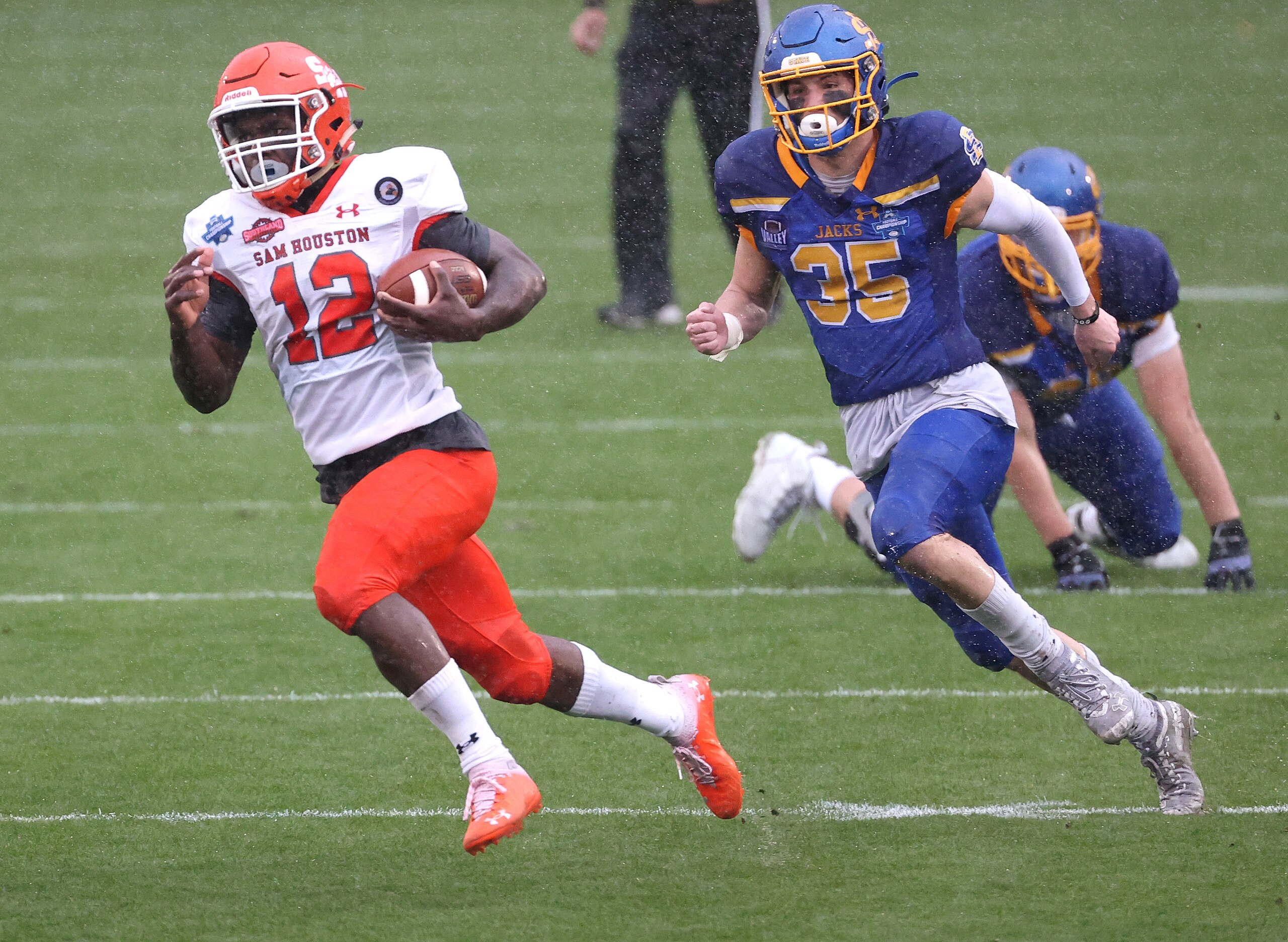 FRISCO, TEXAS - MAY 14: Jequez Ezzard #12 of the Sam Houston State Bearkats runs the ball against the South Dakota State Jackrabbits in the first quarter during the 2021 NCAA Division I Football Championship at Toyota Stadium on May 16, 2021 in Frisco, Texas. (Photo by Ronald Martinez/Getty Images) FRISCO, TEXAS - MAY 14: Jequez Ezzard #12 of the Sam Houston State Bearkats runs the ball against the South Dakota State Jackrabbits in the first quarter during the 2021 NCAA Division I Football Championship at Toyota Stadium on May 16, 2021 in Frisco, Texas. (Photo by Ronald Martinez/Getty Images)