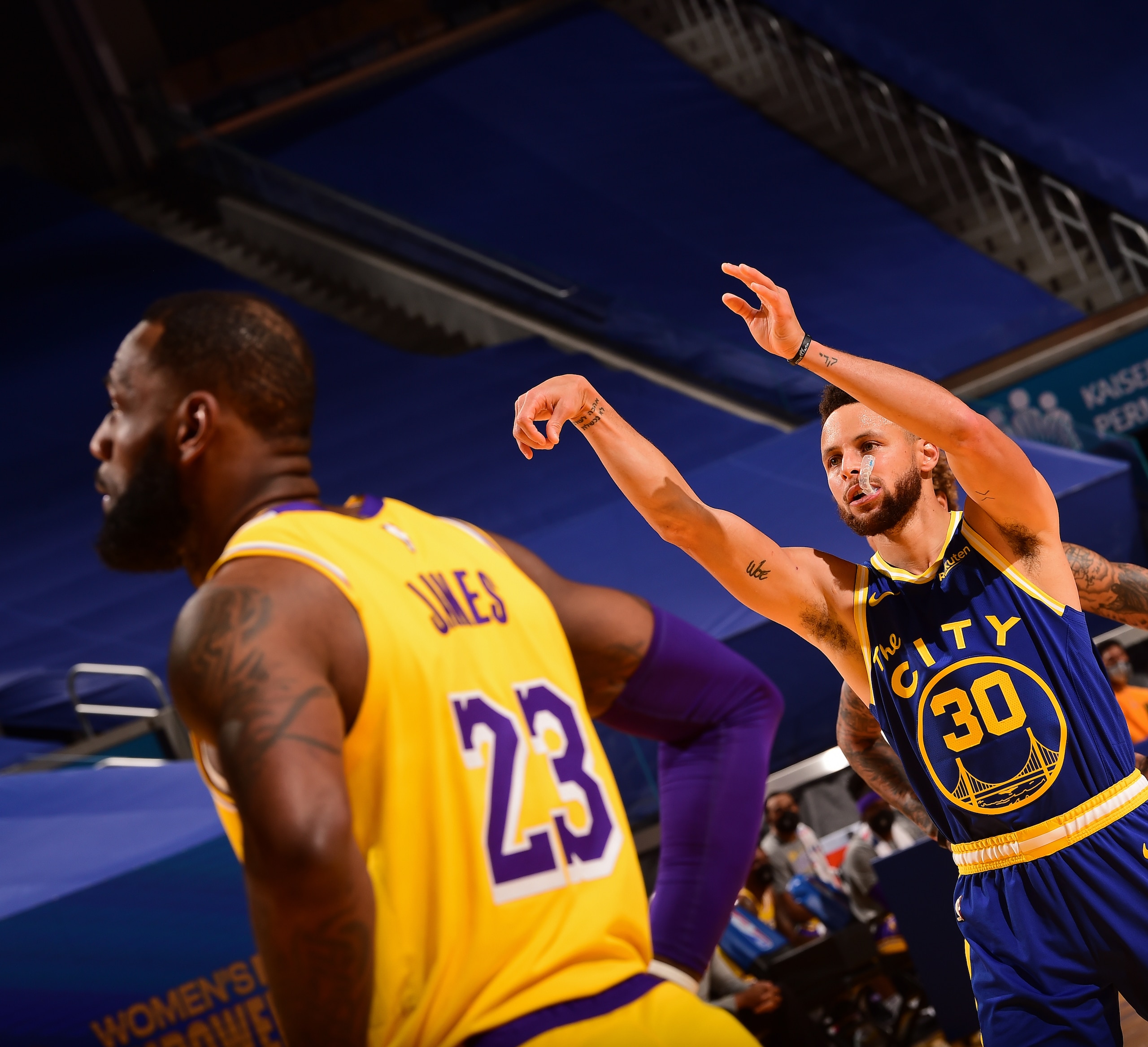 SAN FRANCISCO, CA - MARCH 15: Stephen Curry #30 of the Golden State Warriors shoots a free throw while LeBron James #23 of the Los Angeles Lakers plays defense on March 15, 2021 at Chase Center in San Francisco, California. NOTE TO USER: User expressly acknowledges and agrees that, by downloading and or using this photograph, user is consenting to the terms and conditions of Getty Images License Agreement. Mandatory Copyright Notice: Copyright 2021 NBAE (Photo by Noah Graham/NBAE via Getty Images)