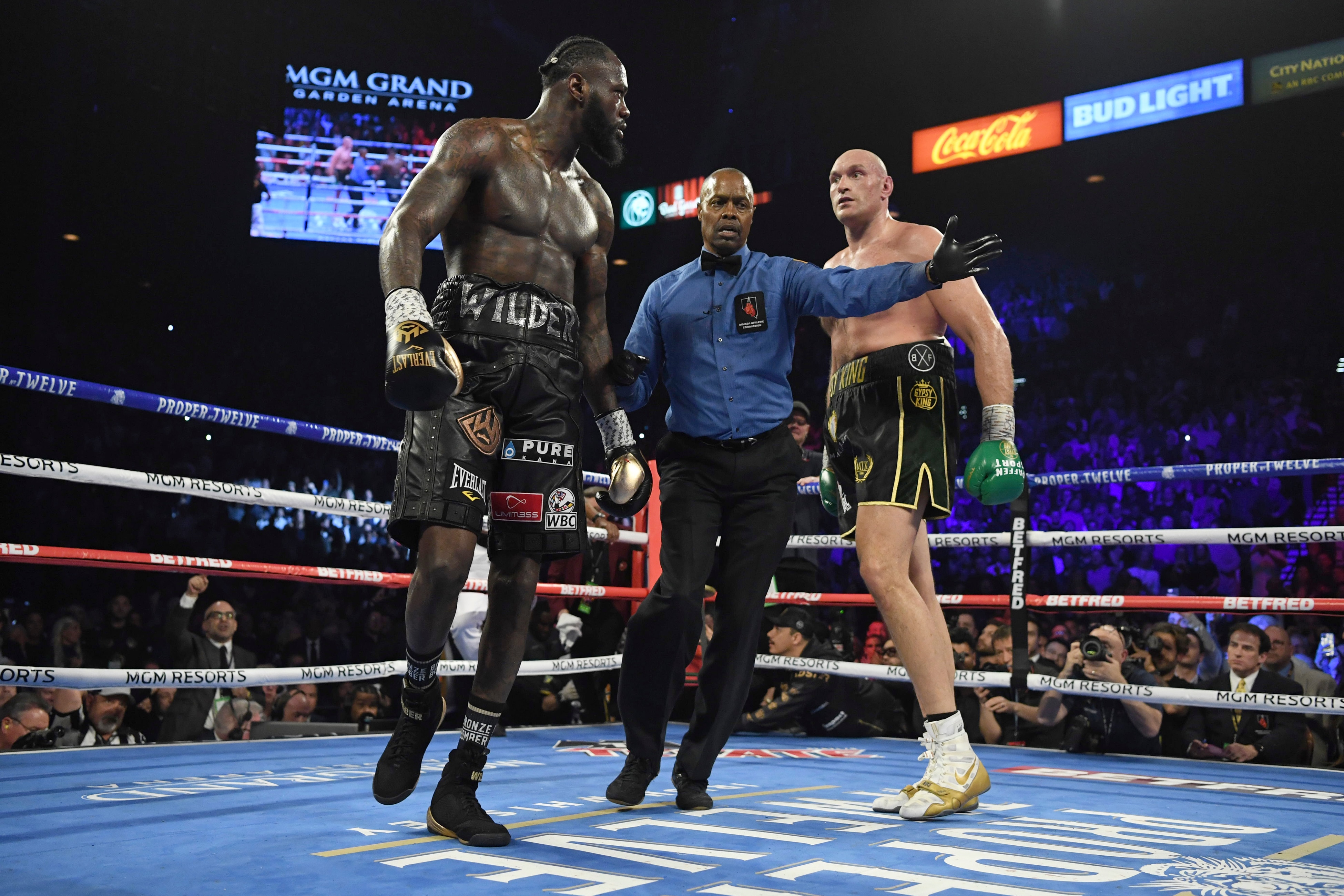 Boxing: WBC Heavyweight Title Fight: Referee Kenny Bayless betweeb Deontay Wilder and Tyson Fury during fight at MGM Grand Garden.
Las Vegas, NV 2/22/2020
CREDIT: John W. McDonough (Photo by John W. McDonough /Sports Illustrated/Getty Images)
(Set Number: X163192 TK1 )