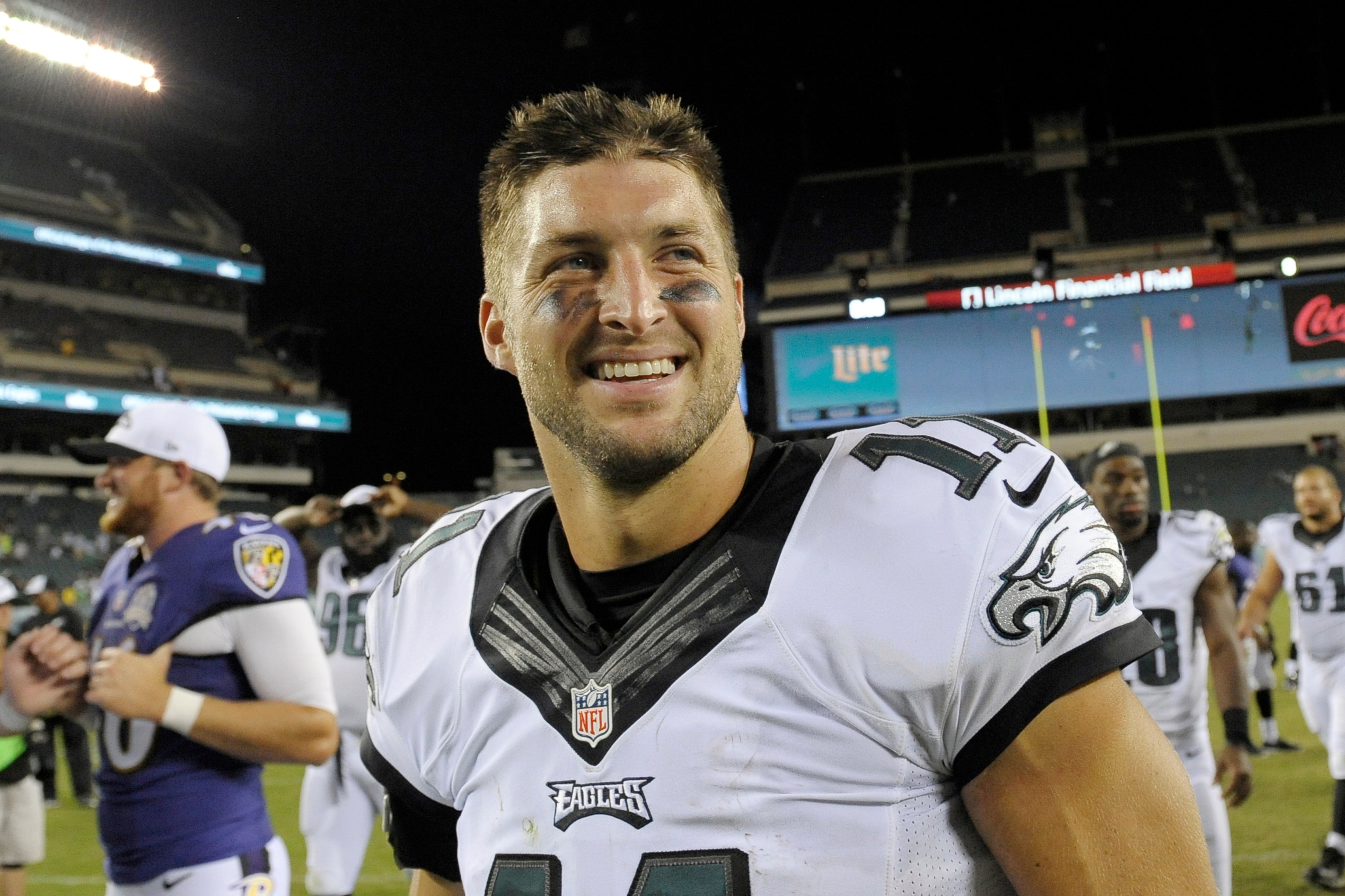 ARCHIVO - En esta foto del 22 de agosto de 2015, Tim Tebow de los Eagles de Filadelfia al final de un partido contra los Ravens de Baltimore. (AP Foto/Michael Pérez, archivo)