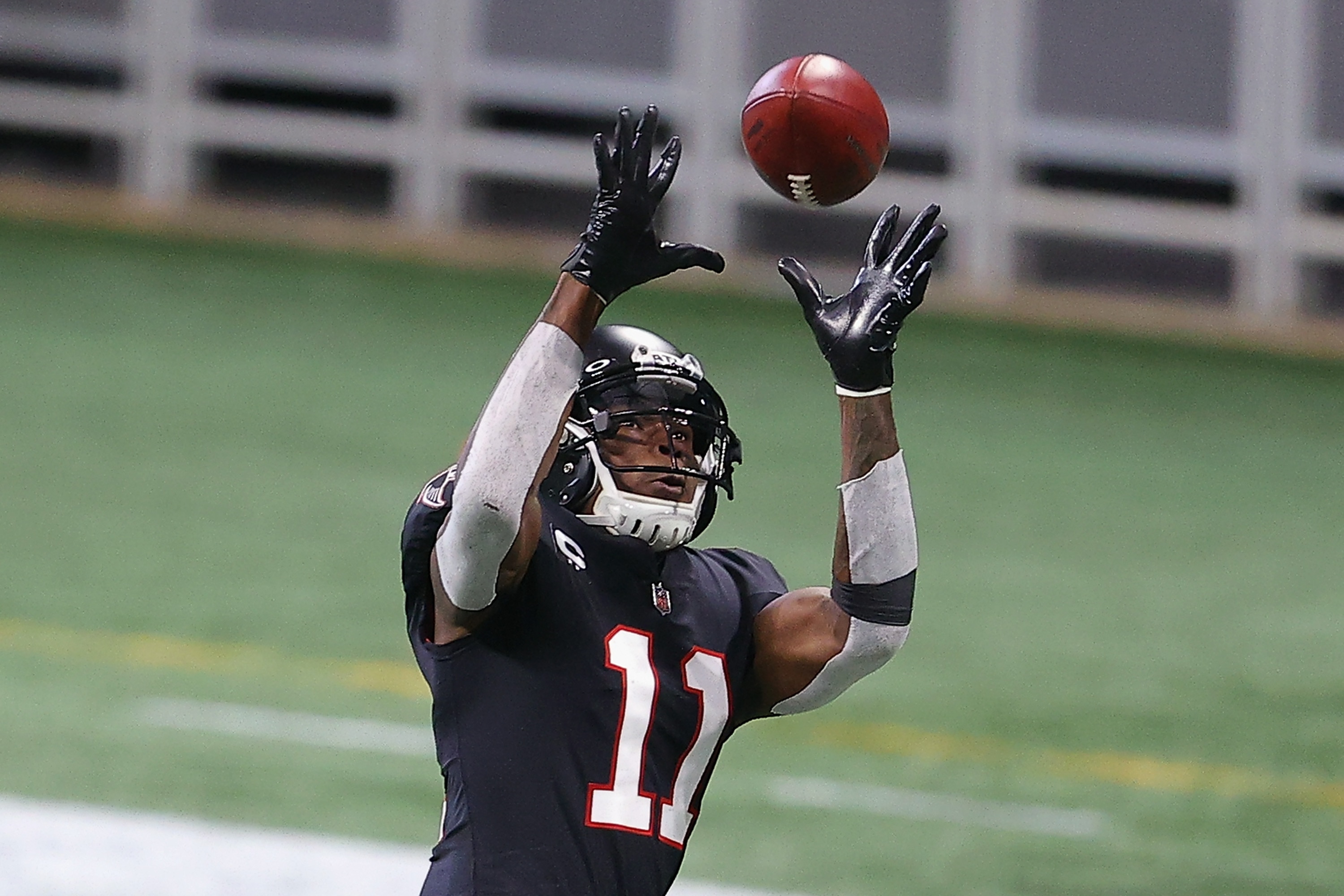 ATLANTA, GEORGIA - DECEMBER 06: Julio Jones #11 of the Atlanta Falcons makes the second quarter reception against the New Orleans Saints at Mercedes-Benz Stadium on December 06, 2020 in Atlanta, Georgia. (Photo by Kevin C. Cox/Getty Images)