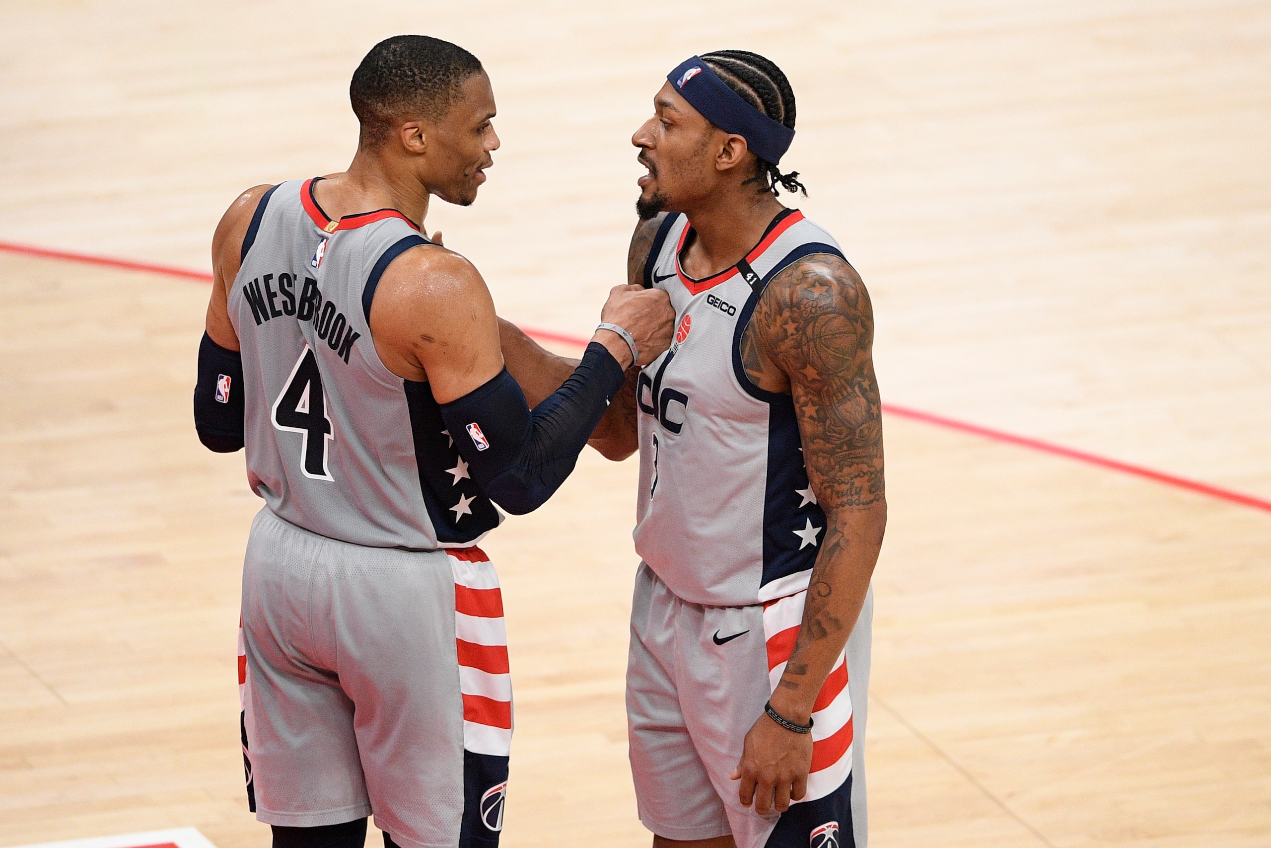 El base de los Wizards de Washington Russell Westbrook y su compañero Bradley Beal (3) celebran tras el juego ante los Hornets de Charlotte el domingo 16 de mayo del 2021. (AP Photo/Nick Wass)