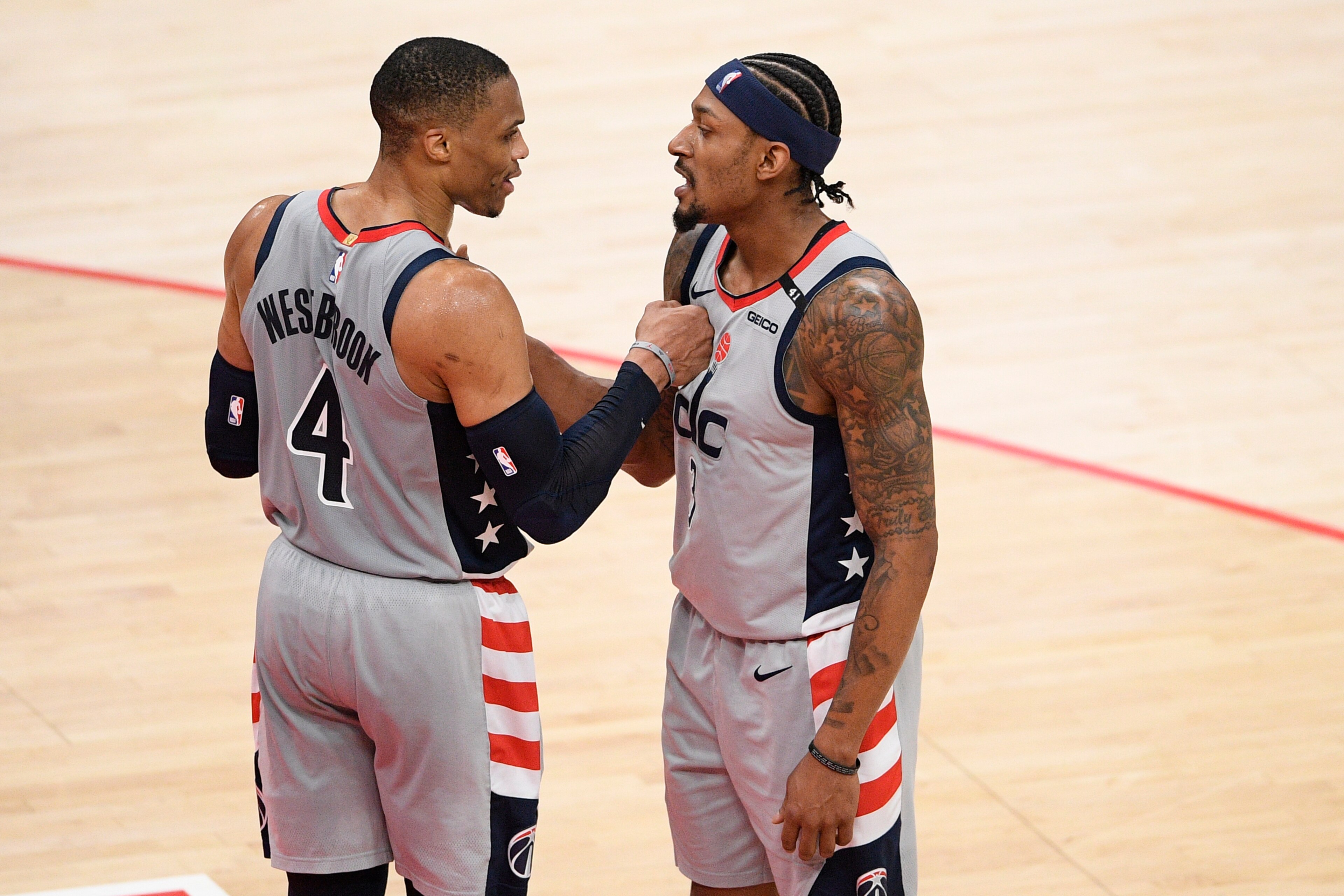 El base de los Wizards de Washington Russell Westbrook y su compañero Bradley Beal (3) celebran tras el juego ante los Hornets de Charlotte el domingo 16 de mayo del 2021. (AP Photo/Nick Wass)