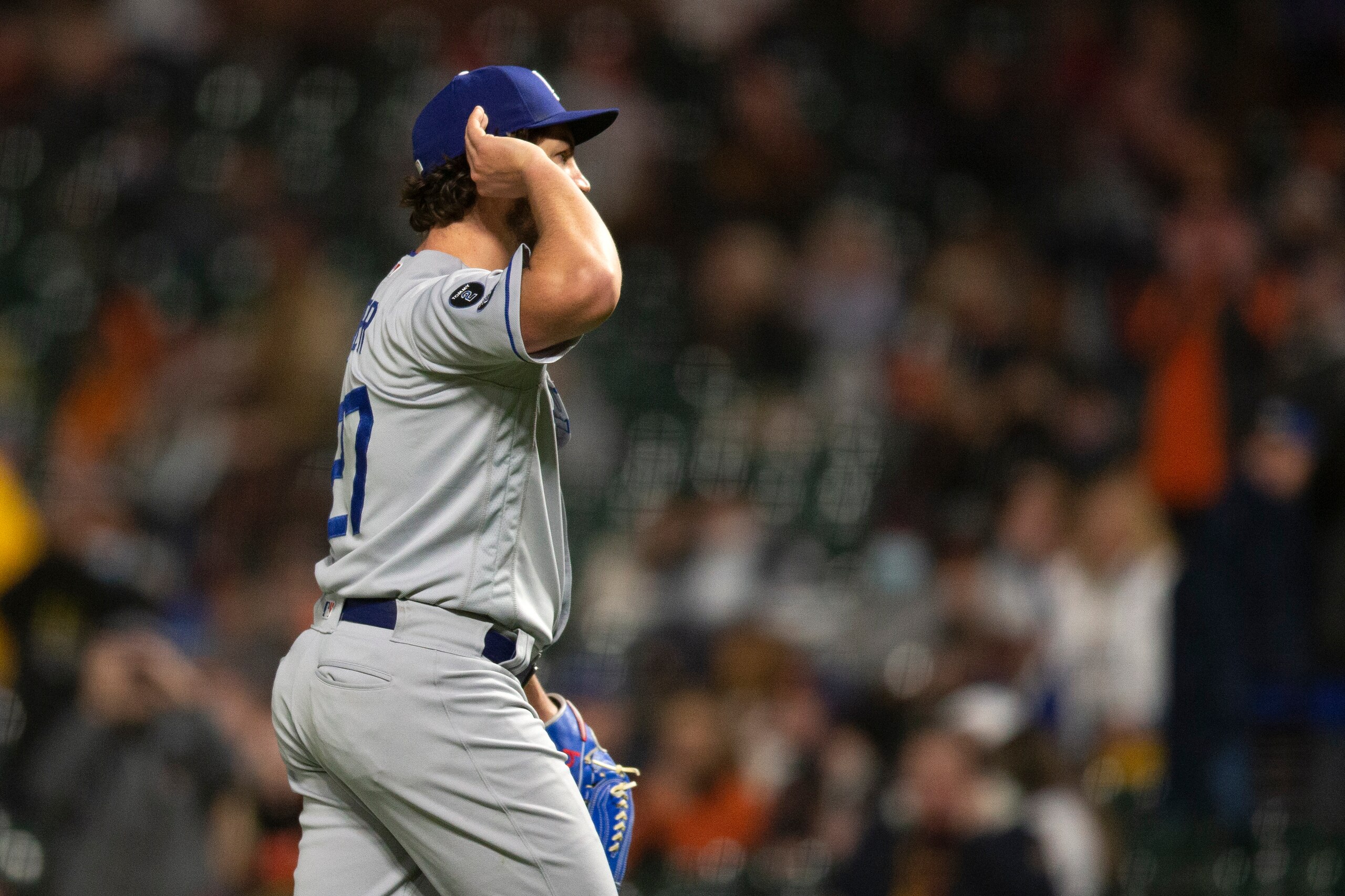 El abridor de los Dodgers de Los Ángeles Trevor Bauer reacciona a las burlas del público tras ser sustituido por un relevista en el séptimo inning del juego de la MLB que enfrentó a su equipo con los Gigantes de San Francisco, el 21 de mayo de 2021, en San Francisco. (AP Foto/D. Ross Cameron)