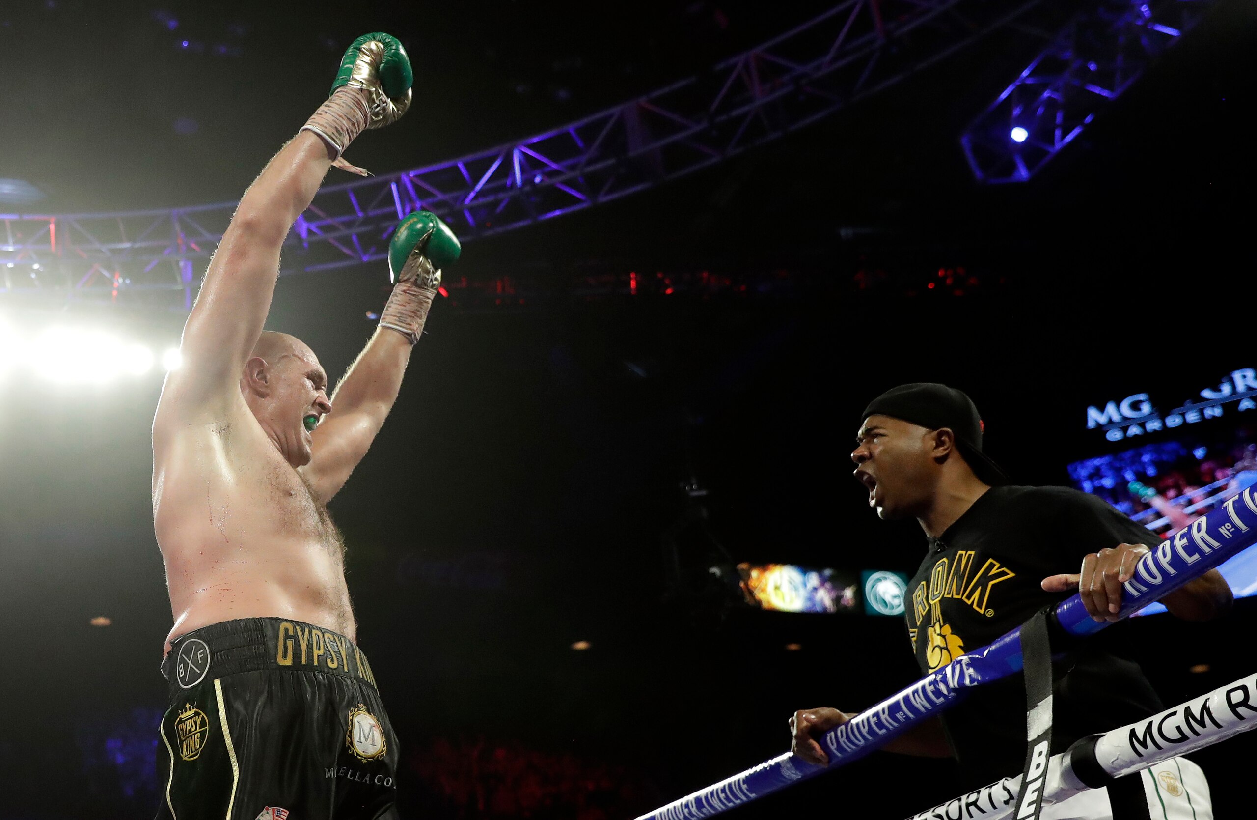 El inglés Tyson Fury festeja con su entrenador Javon "SugarHill" Steward tras vencer a Deontay Wilder el sábado 22 de febrero de 2020 en Las Vegas para apoderarse del título de los pesados del Consejo Mundial de Boxeo (AP Foto/Isaac Brekken) El inglés Tyson Fury festeja con su entrenador Javon "SugarHill" Steward tras vencer a Deontay Wilder el sábado 22 de febrero de 2020 en Las Vegas para apoderarse del título de los pesados del Consejo Mundial de Boxeo (AP Foto/Isaac Brekken)