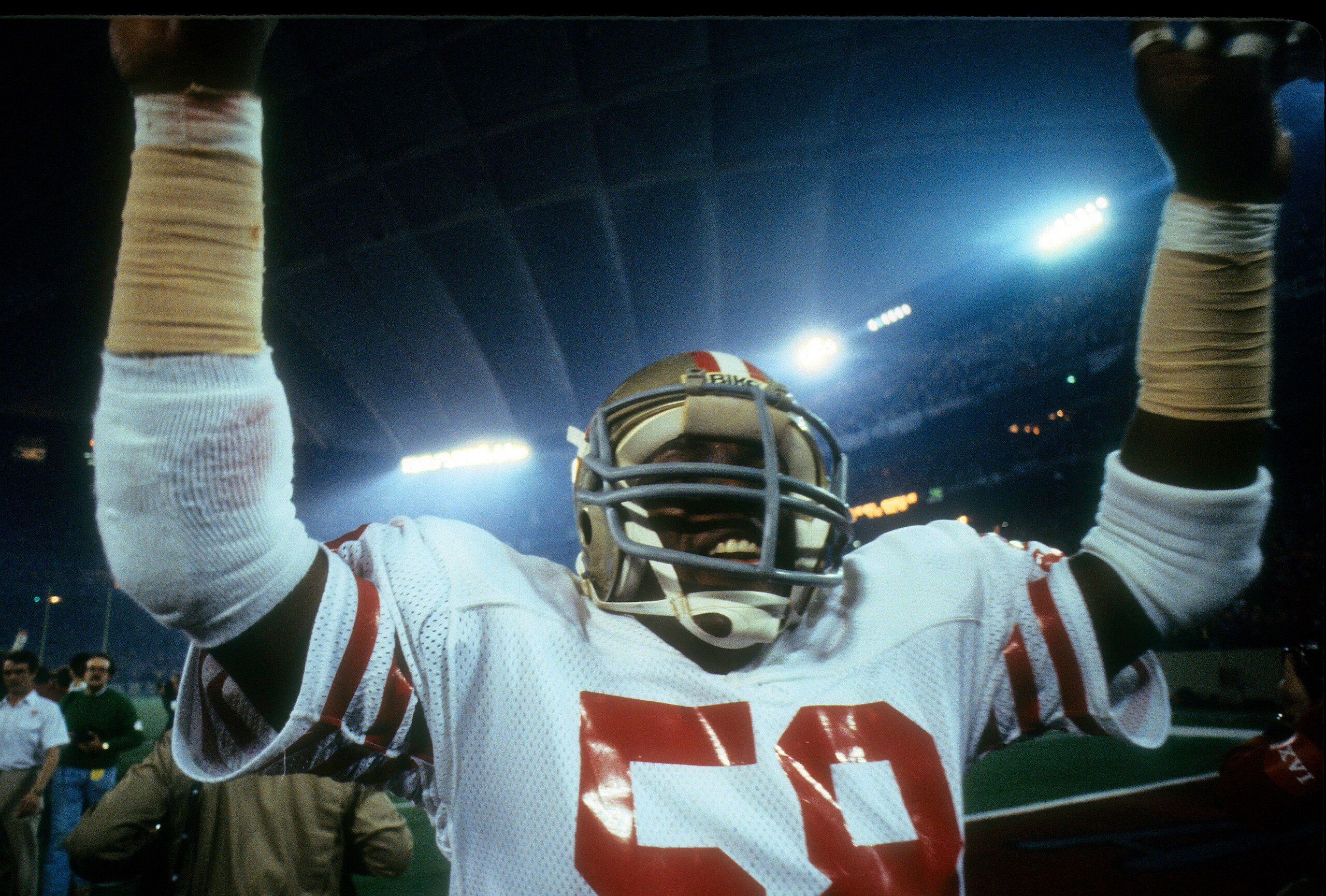 PONTIAC, MI - JANUARY 24: Linebacker Keena Turner #58 of the San Francisco 49ers  raise his hand in the air celebrating the 49ers win over the Cincinnati Bengals in Super Bowl XVI at the Silver Dome on January 24, 1982  in Pontiac, Michigan. The Niners won the Super Bowl 26 -21. (Photo by Focus on Sport/Getty Images)