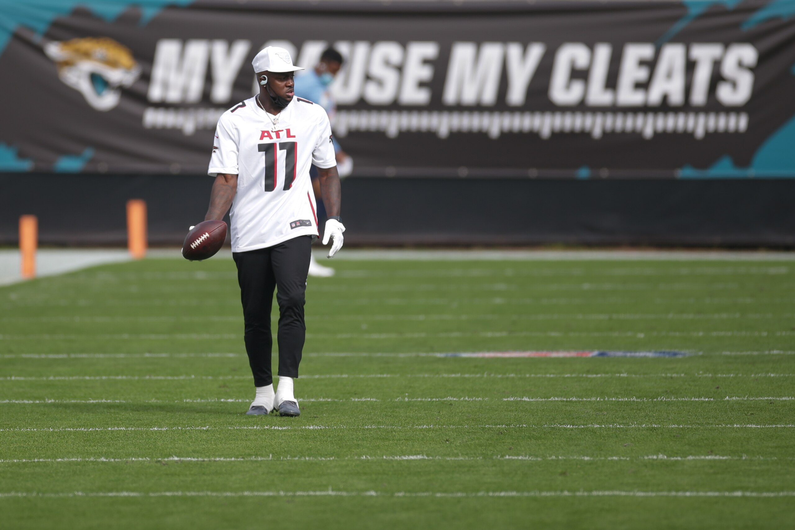 JACKSONVILLE, FL - DECEMBER 13: Tennessee Titans Wide Receiver A.J. Brown (11) sports the jersey of Atlanta Falcons Wide Receiver Julio Jones (11) during warmups before the game between the Tennessee Titans and the Jacksonville Jaguars on December 13, 2020 at TIAA Bank Field in Jacksonville, Fl. (Photo by David Rosenblum/Icon Sportswire via Getty Images)