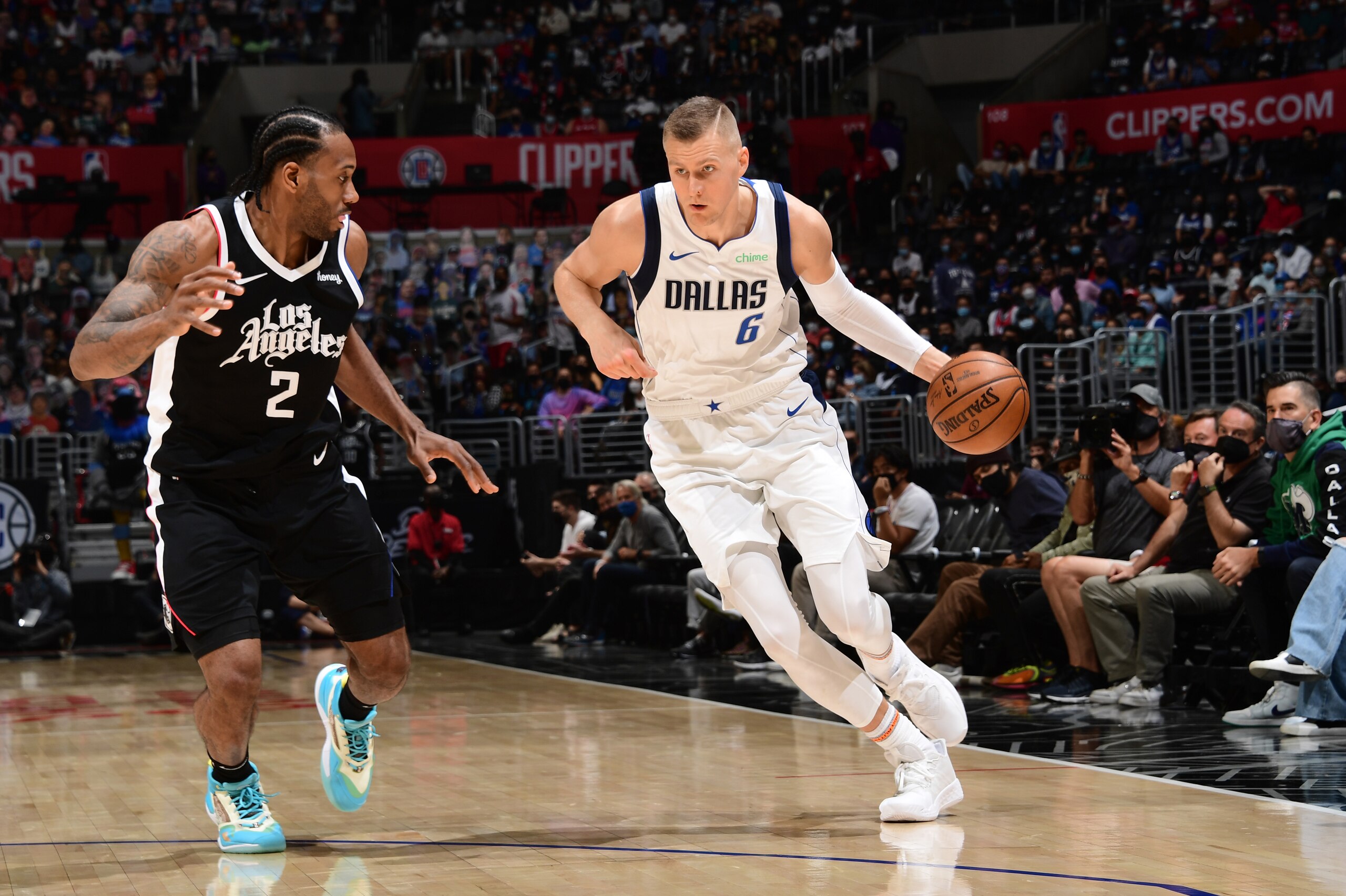 LOS ANGELES, CA - MAY 22: Kristaps Porzingis #6 of the Dallas Mavericks drives to the basket against the LA Clippers during Round 1, Game 1 of the the 2021 NBA Playoffs on May 22, 2021 at STAPLES Center in Los Angeles, California. NOTE TO USER: User expressly acknowledges and agrees that, by downloading and/or using this Photograph, user is consenting to the terms and conditions of the Getty Images License Agreement. Mandatory Copyright Notice: Copyright 2021 NBAE (Photo by Adam Pantozzi/NBAE via Getty Images)