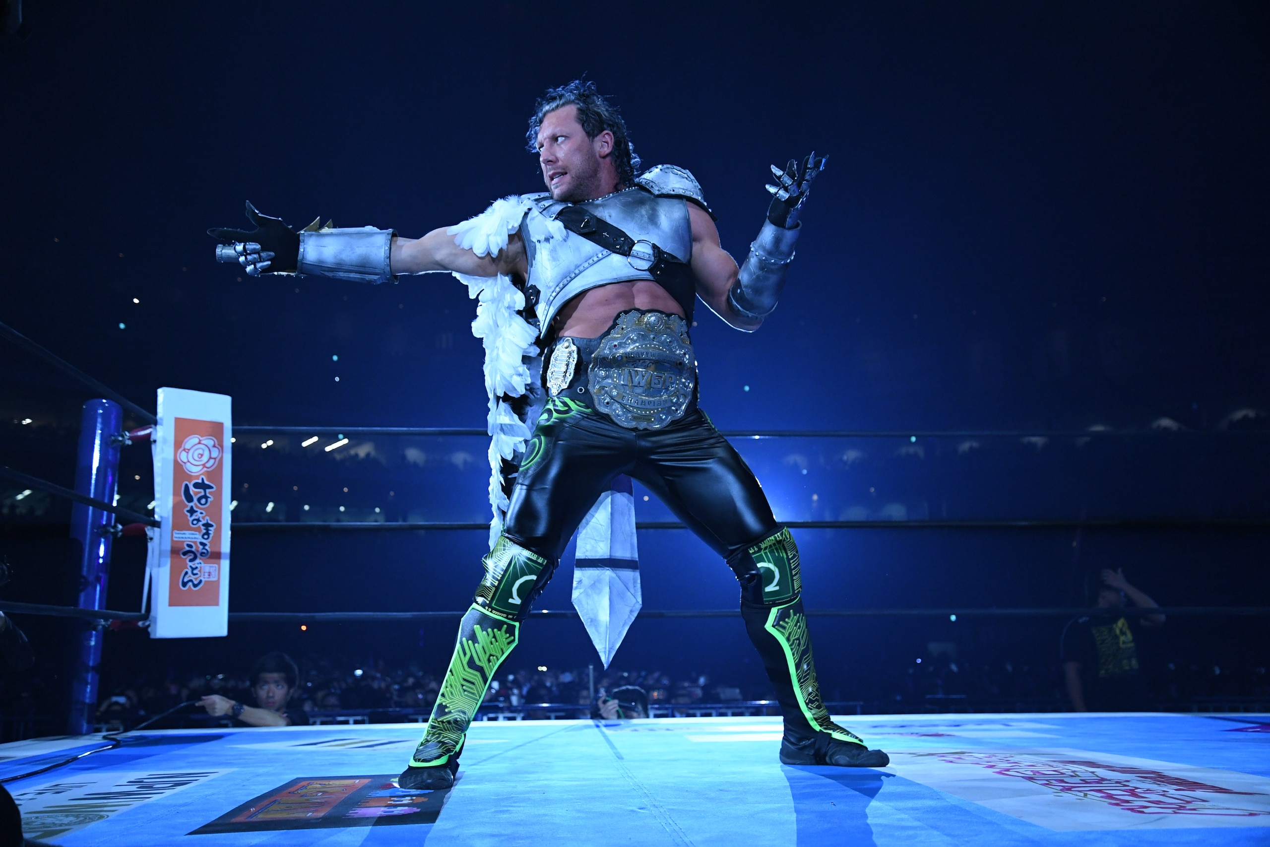 TOKYO, JAPAN - JANURAY 04:  Kenny Omega vs Hiroshi Tanahashi during the IWGP HEAVYWEIGHT CHAMPIONSHIP Wrestle Kingdom 13 at Tokyo Dome on January 4, 2019 in Tokyo, Japan. (Photo by New Japan Pro-Wrestling/Getty Images)
