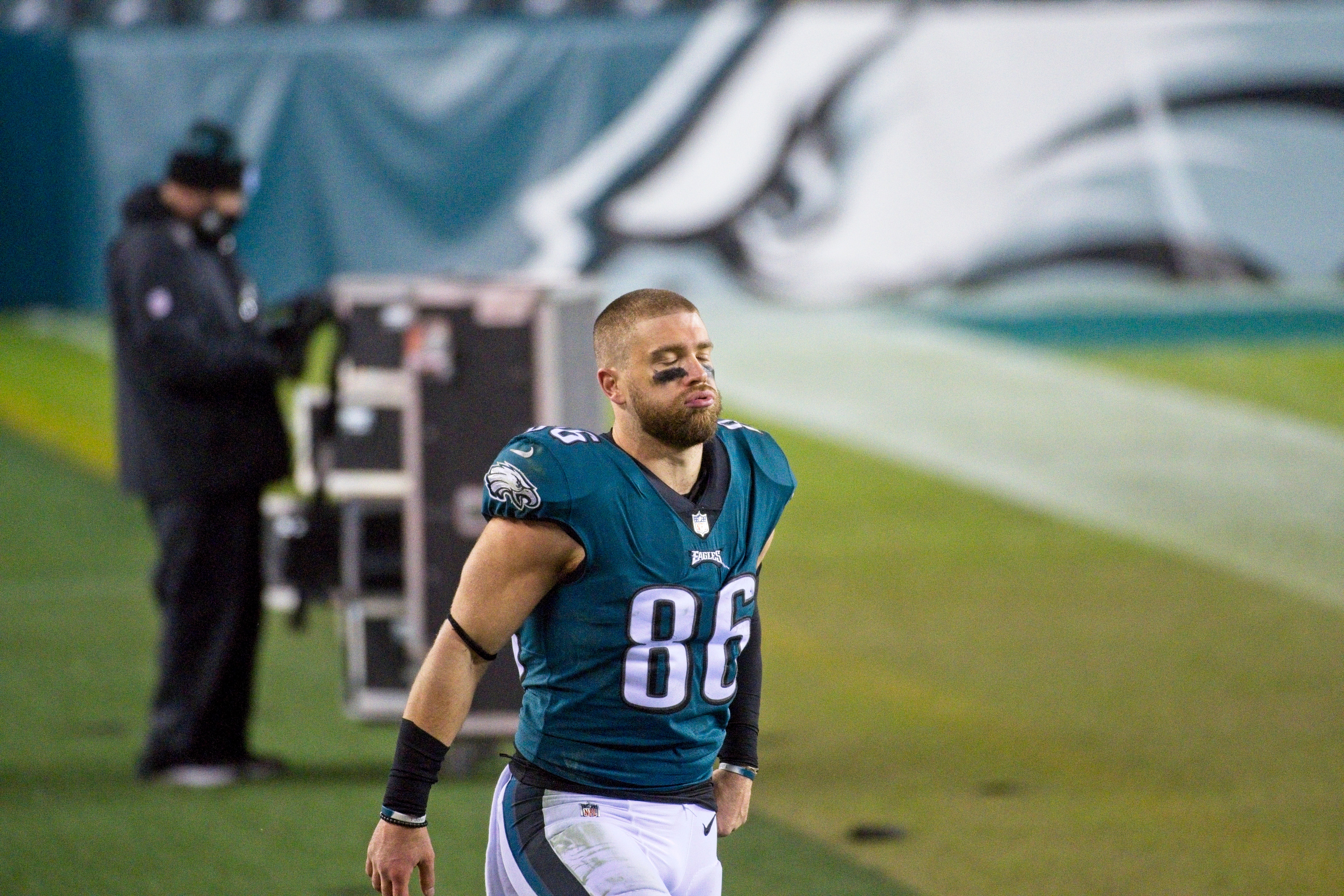 PHILADELPHIA, PA - JANUARY 03: Philadelphia Eagles tight end Zach Ertz (86) walks off the field during the game between the Washington Football Team and the Philadelphia Eagles on January 3, 2021 at Lincoln Financial Field in Philadelphia, PA. (Photo by Andy Lewis/Icon Sportswire via Getty Images)
