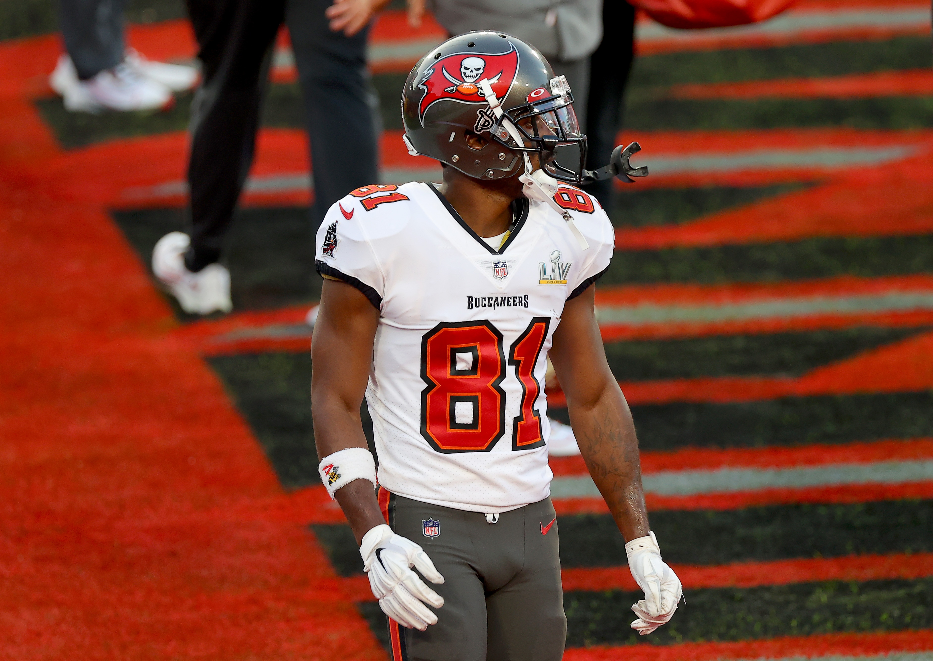 TAMPA, FLORIDA - FEBRUARY 07: Antonio Brown #81 of the Tampa Bay Buccaneers warms up before Super Bowl LV against the Kansas City Chiefs at Raymond James Stadium on February 07, 2021 in Tampa, Florida. (Photo by Kevin C. Cox/Getty Images)