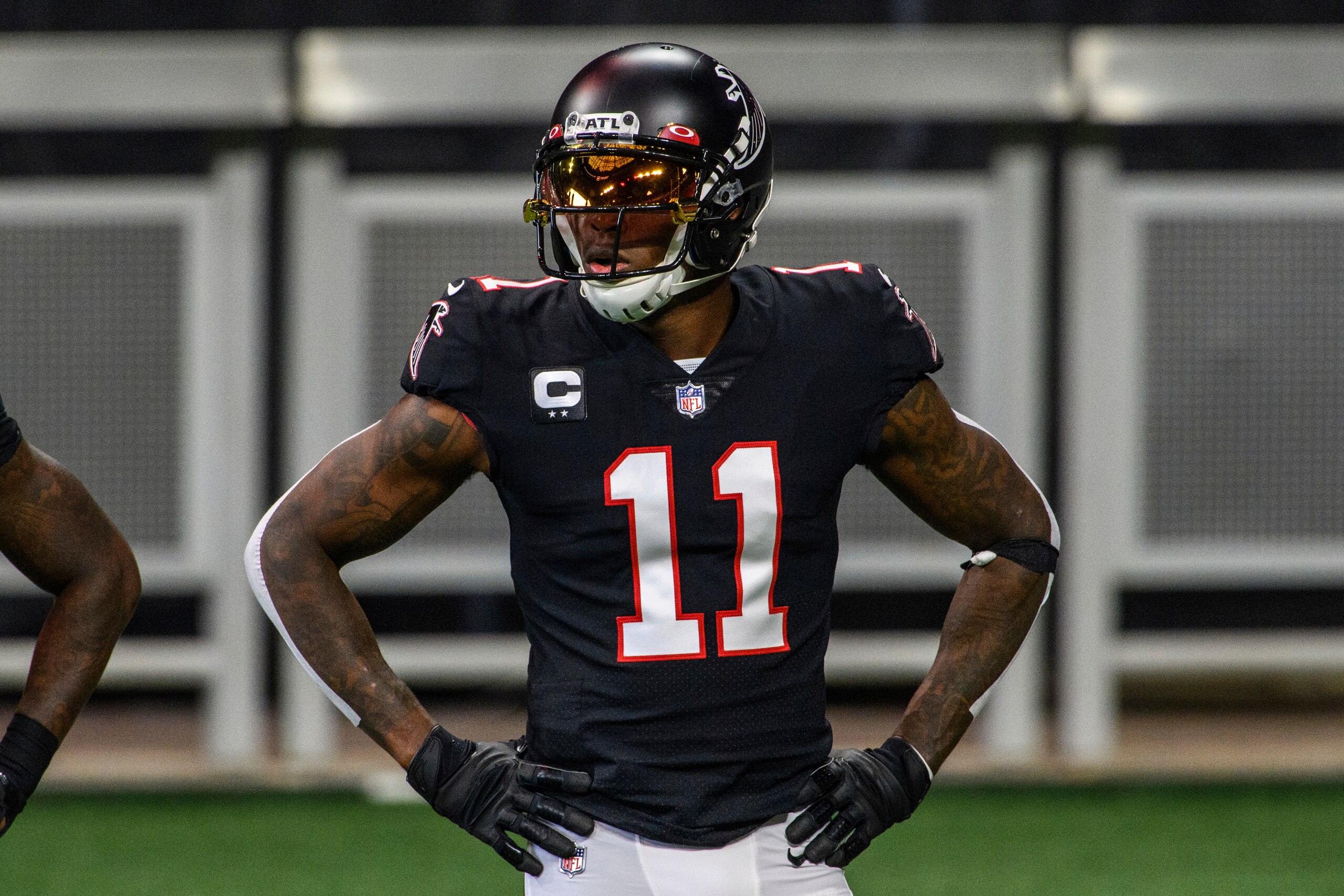 ARCHIVO - En esta foto del domingo 6 de diciembre de 2020, Julio Jones, de los Falcons de Atlanta, calienta antes del partido ante los Saints de Nueva Orleáns  (AP Foto/Danny Karnik, archivo)