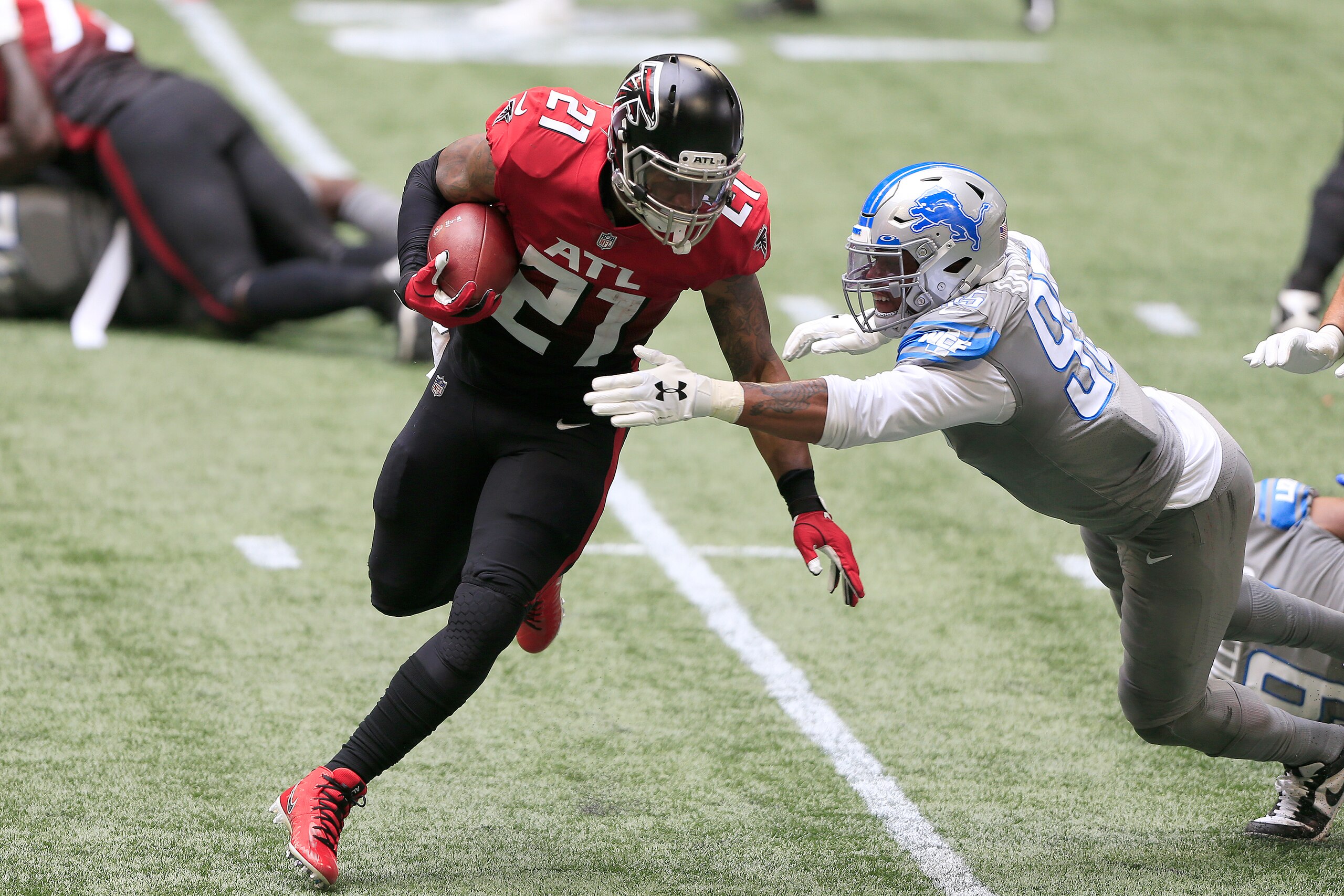ATLANTA, GA - OCTOBER 25:  Running back Todd Gurley (21) of the Atlanta Falcons  carries the ball during the week 7 NFL game between the Atlanta Falcons and the Detroit Lions on October 25, 2020 at Mercedes-Benz Stadium in Atlanta, Georgia.  (Photo by David John Griffin/Icon Sportswire via Getty Images)