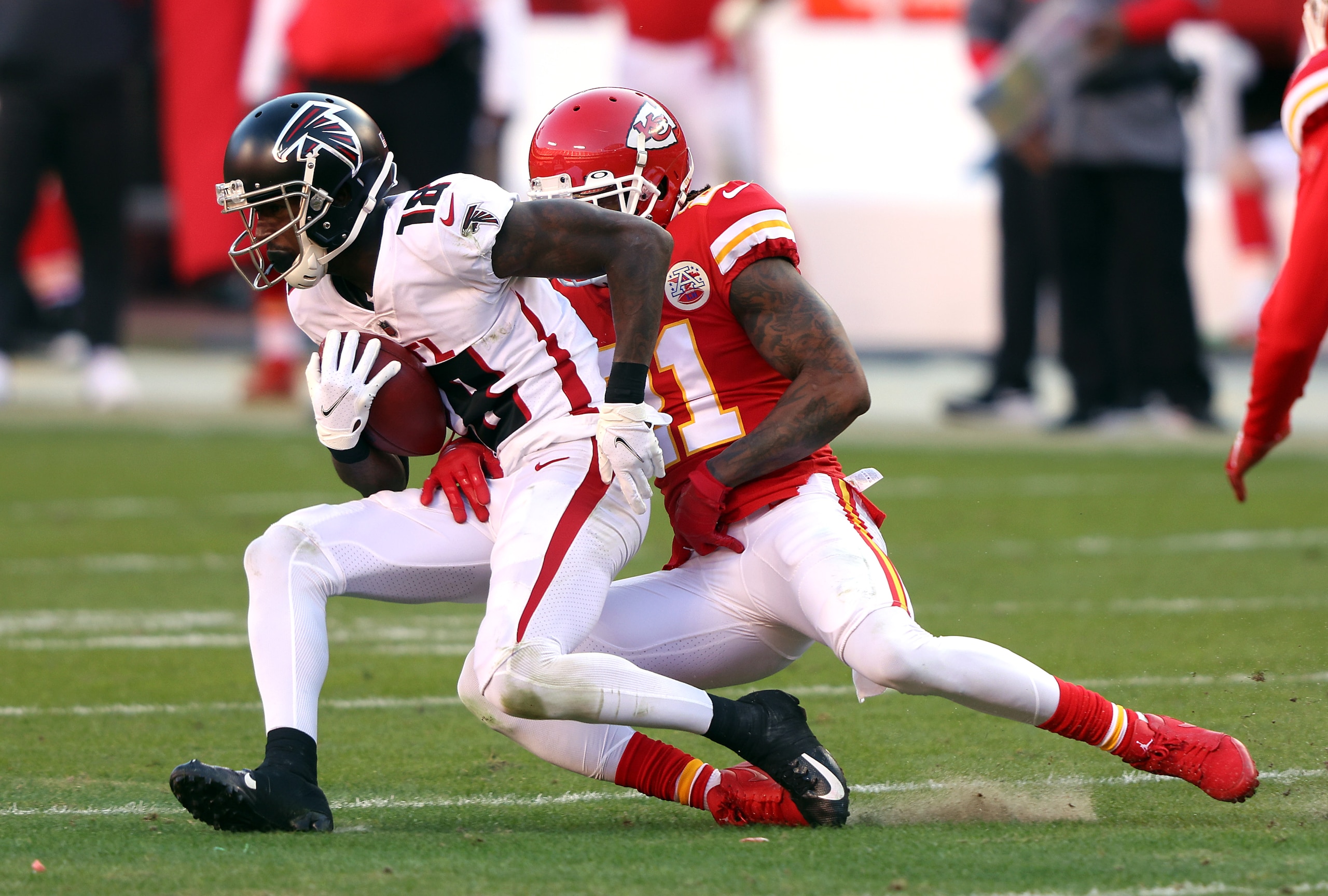 KANSAS CITY, MISSOURI - DECEMBER 27:  Wide receiver Calvin Ridley #18 of the Atlanta Falcons makes a catch as cornerback Bashaud Breeland #21 of the Kansas City Chiefs defends during the game at Arrowhead Stadium on December 27, 2020 in Kansas City, Missouri. (Photo by Jamie Squire/Getty Images)
