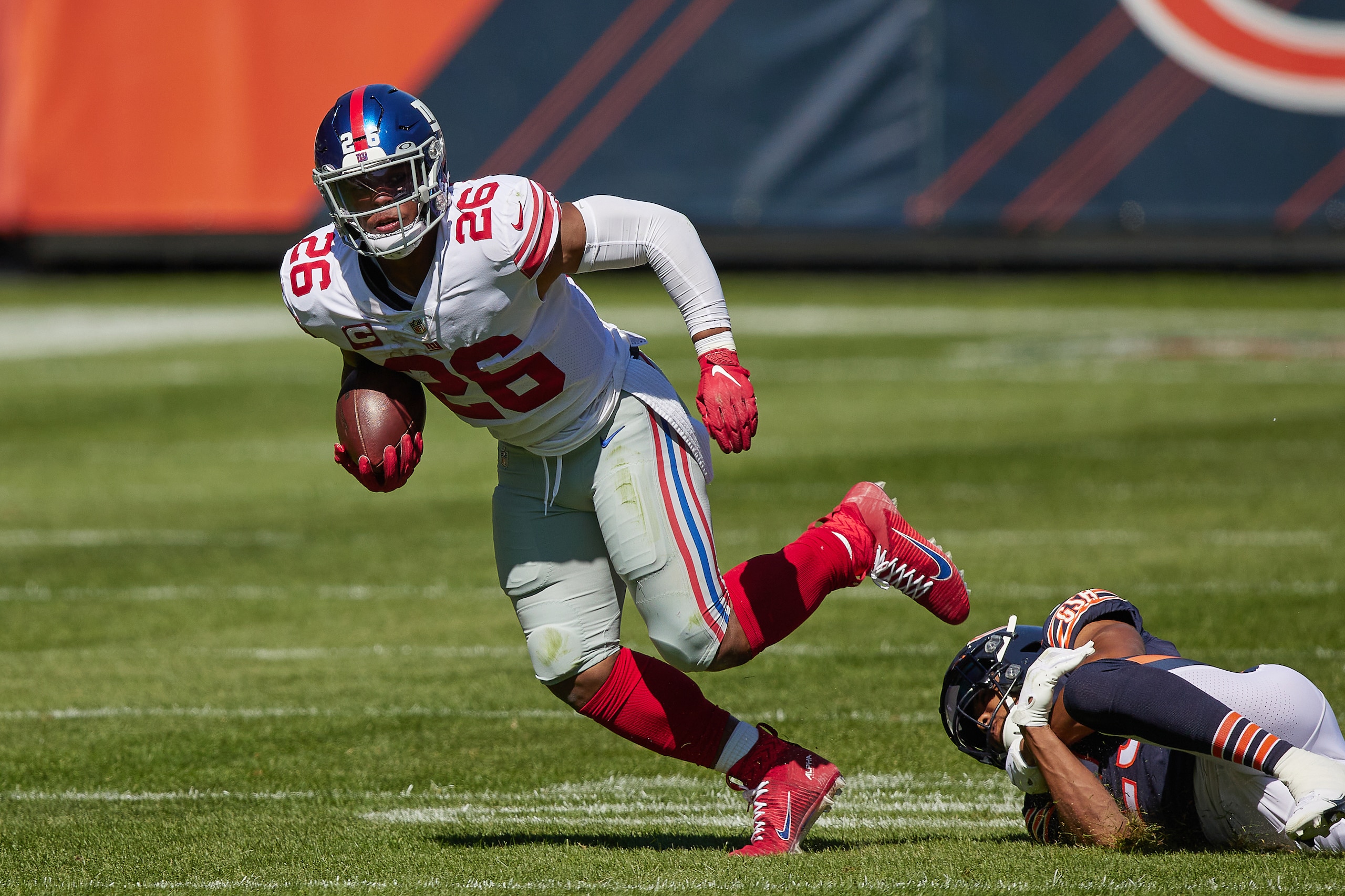 CHICAGO, IL - SEPTEMBER 20: New York Giants running back Saquon Barkley (26) runs with the football in action during a game between the Chicago Bears and the New York Giants on September 20, 2020 at Soldier Field in Chicago, IL. (Photo by Robin Alam/Icon Sportswire via Getty Images) CHICAGO, IL - SEPTEMBER 20: New York Giants running back Saquon Barkley (26) runs with the football in action during a game between the Chicago Bears and the New York Giants on September 20, 2020 at Soldier Field in Chicago, IL. (Photo by Robin Alam/Icon Sportswire via Getty Images)
