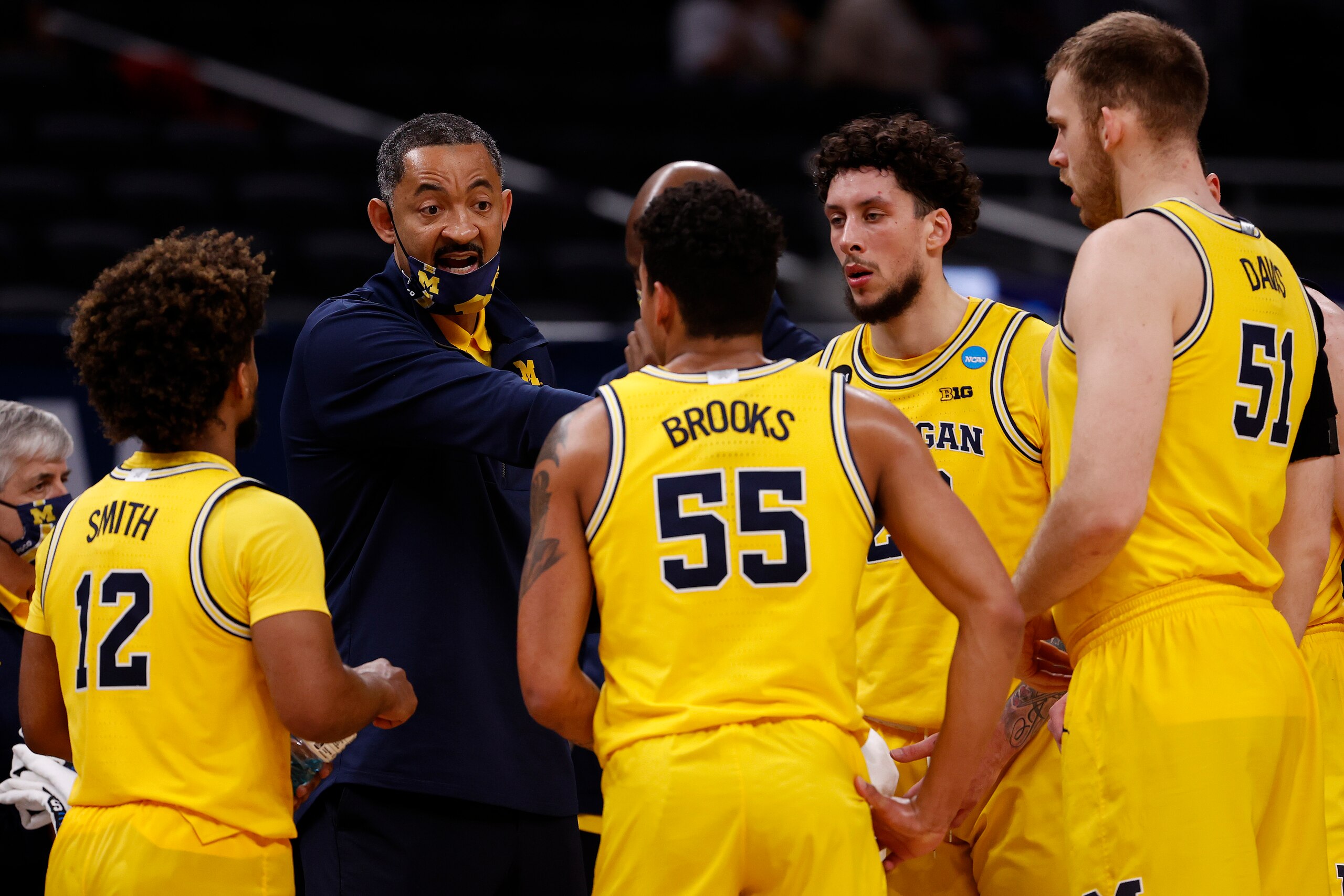 INDIANAPOLIS, INDIANA - MARCH 28: Head coach Juwan Howard speaks with the Michigan Wolverines during a timeout in the second half of their Sweet Sixteen round game against the Florida State Seminoles in the 2021 NCAA Men's Basketball Tournament at Bankers Life Fieldhouse on March 28, 2021 in Indianapolis, Indiana. (Photo by Jamie Squire/Getty Images)
