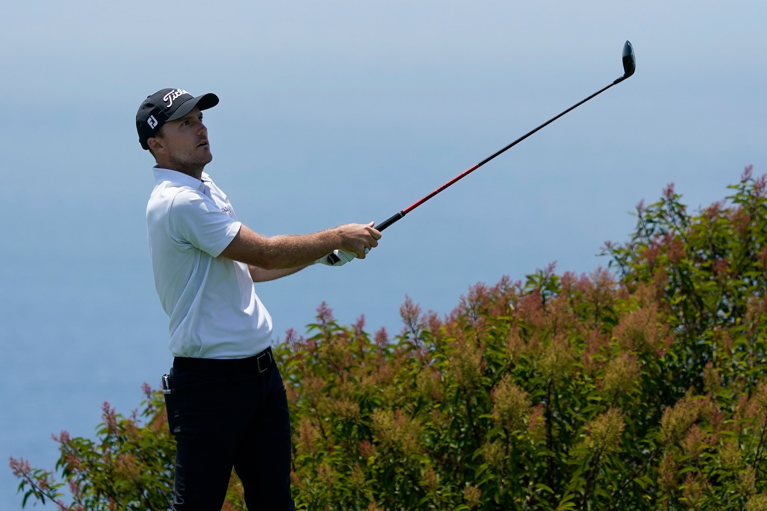 Russell Henley plays his shot from the 17th tee during the first round of the U.S. Open Golf Championship, Thursday, June 17, 2021, at Torrey Pines Golf Course in San Diego. (AP Photo/Marcio Jose Sanchez)