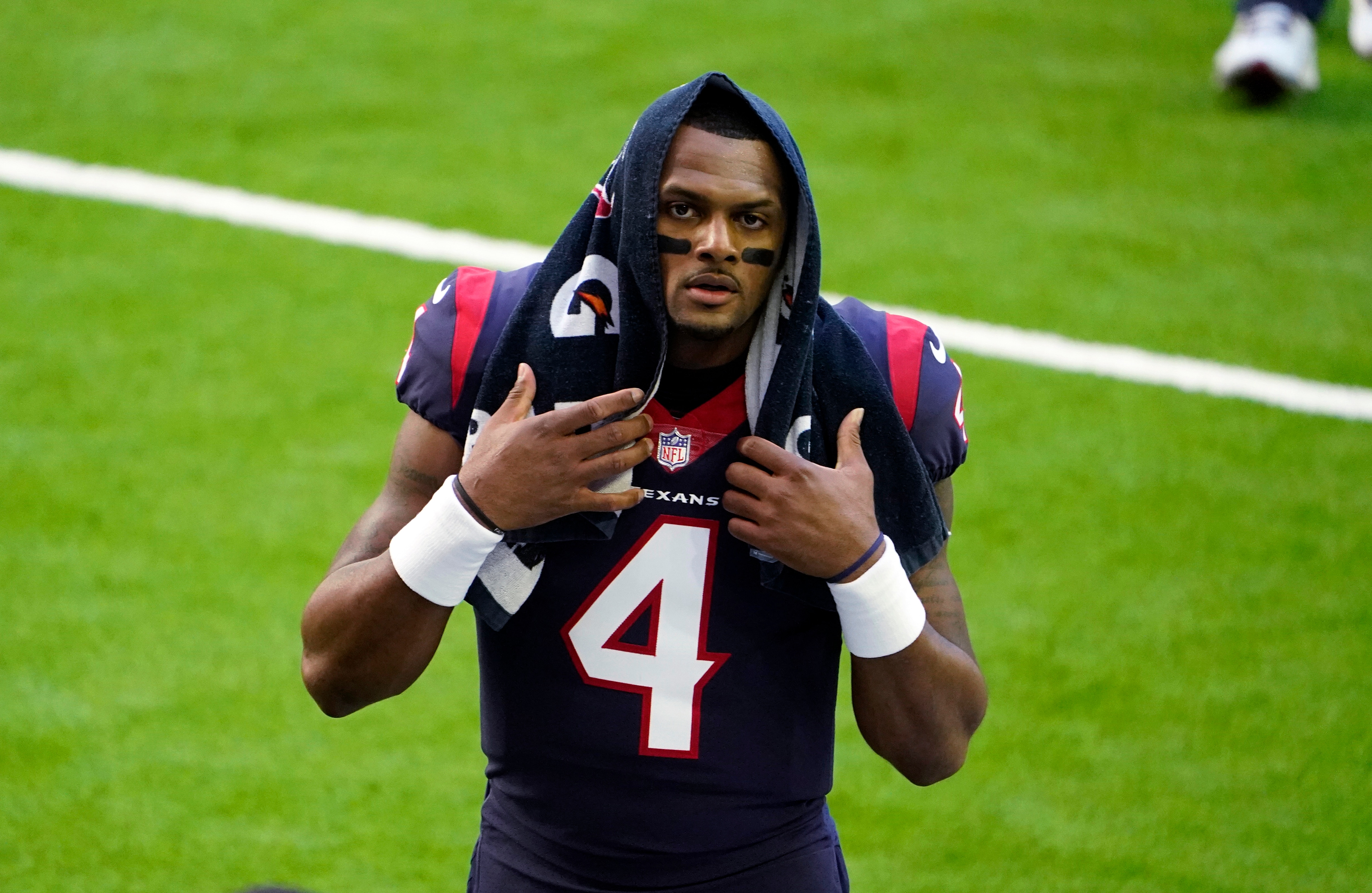 ARCHIVO - En esta fotografía de archivo del 3 de enero de 2021, el quarterback de los Texans de Houston, Deshaun Watson, se retira de la cancha antes del partido de la NFL contra los Titans de Tennessee en Houston. (AP Foto/Eric Christian Smith, Archivo)