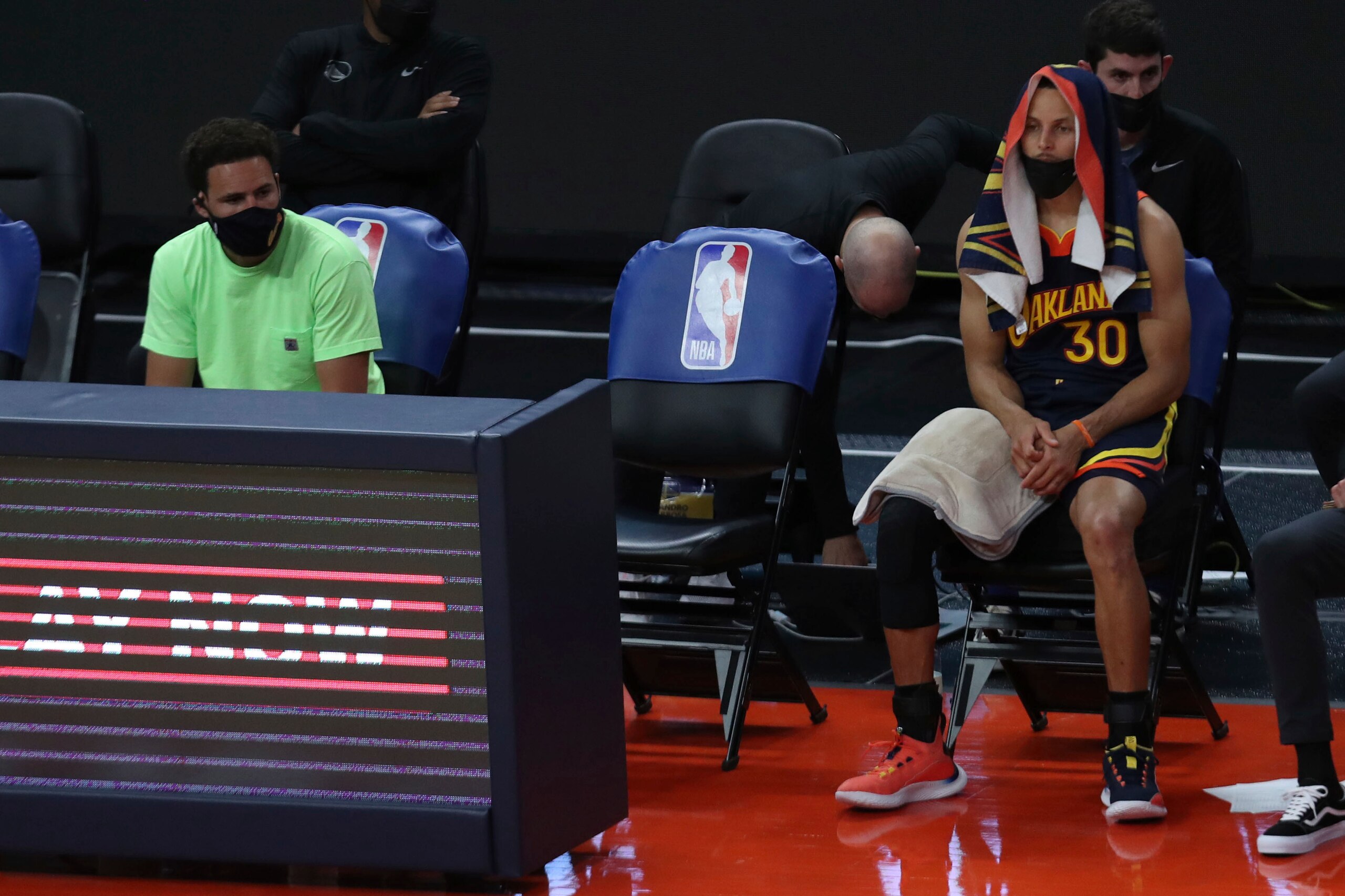 En foto del viernes 21 de mayo del 2021, Stephen Curry y Klay Thompson de los Warriors de Golden State sentados durante un tiempo fuera en el encuentro ante los Grizzlies de Memphis. El lunes 24 de mayo del 2021, los Warriors confรญan en que firmarรกn una extensiรณn de contrato con Curry. (AP Photo/Jed Jacobsohn) En foto del viernes 21 de mayo del 2021, Stephen Curry y Klay Thompson de los Warriors de Golden State sentados durante un tiempo fuera en el encuentro ante los Grizzlies de Memphis. El lunes 24 de mayo del 2021, los Warriors confรญan en que firmarรกn una extensiรณn de contrato con Curry. (AP Photo/Jed Jacobsohn)