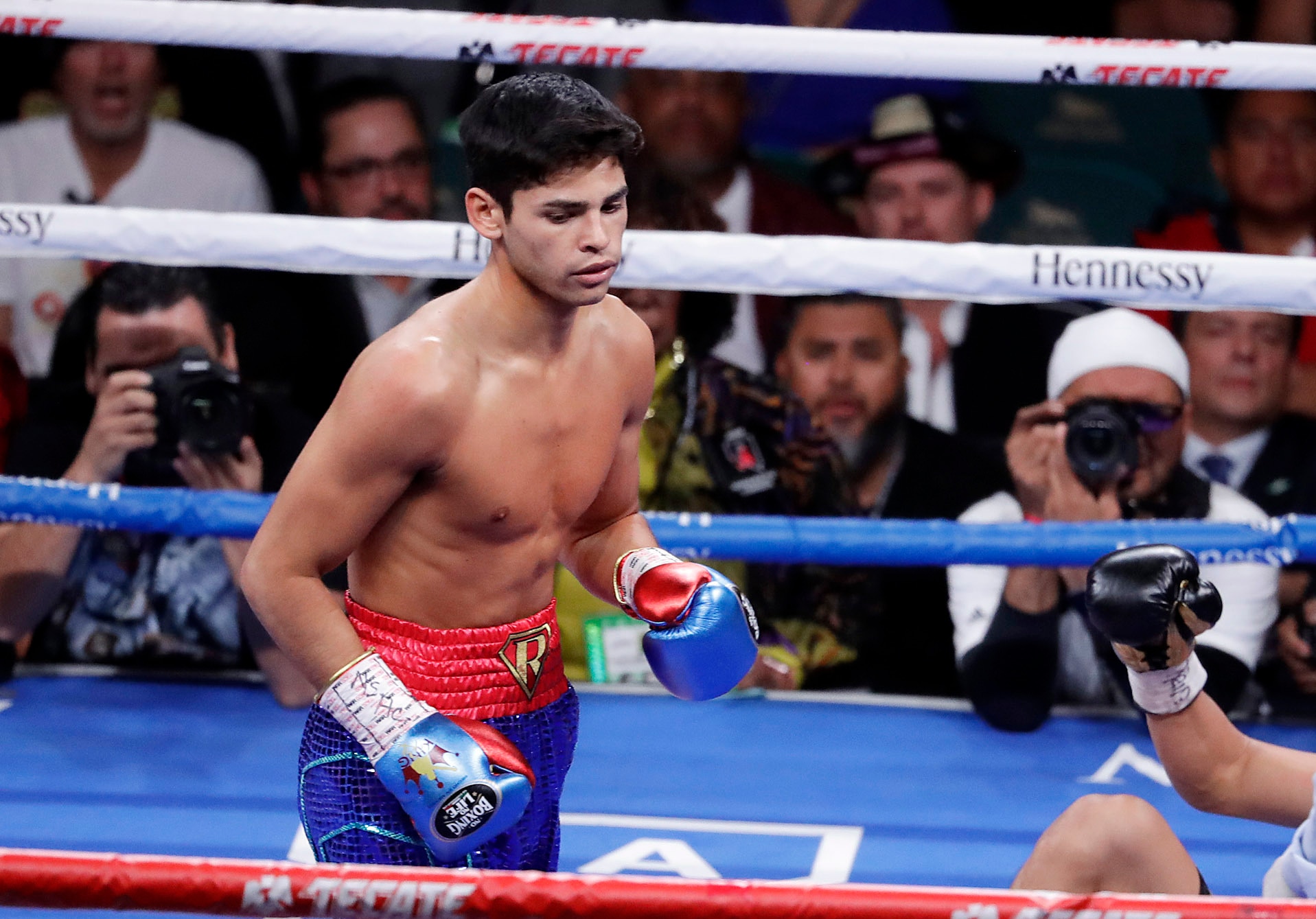 ARCHIVO.- Foto del 2 de noviembre del 2019 Ryan García tras golpear a Romero Duno en una pelea en Las Vegas. El sábado 2 de enero del 2021 García gana el título de peso ligero del Consejo Mundial de Boxeo con un knockout en la séptima ronda en Texas. (AP Photo/Isaac Brekken, File)