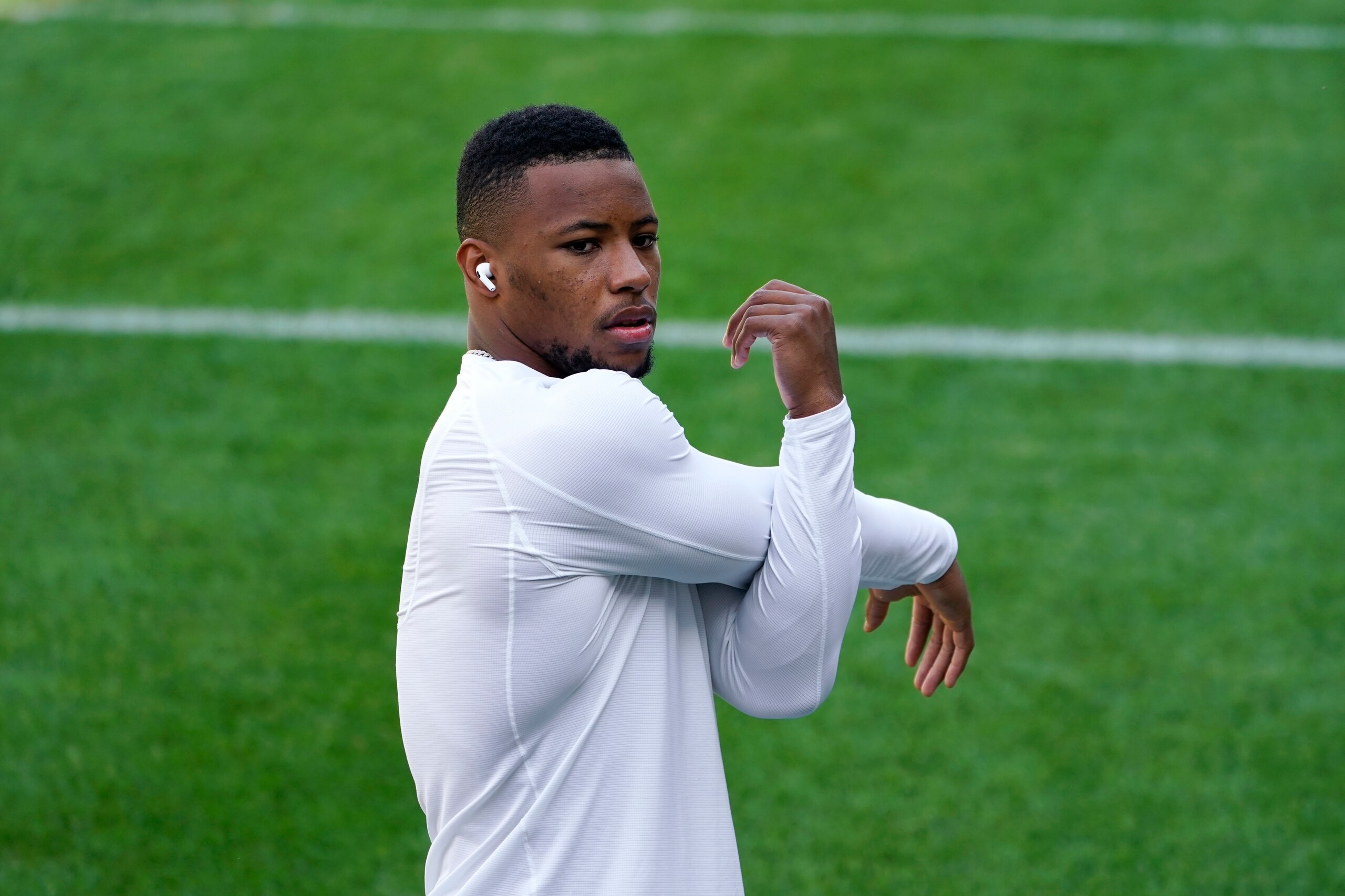 New York Giants running back Saquon Barkley warms up before an NFL football game against the New York Giants in Chicago, Sunday, Sept. 20, 2020. (AP Photo/Charles Rex Arbogast)