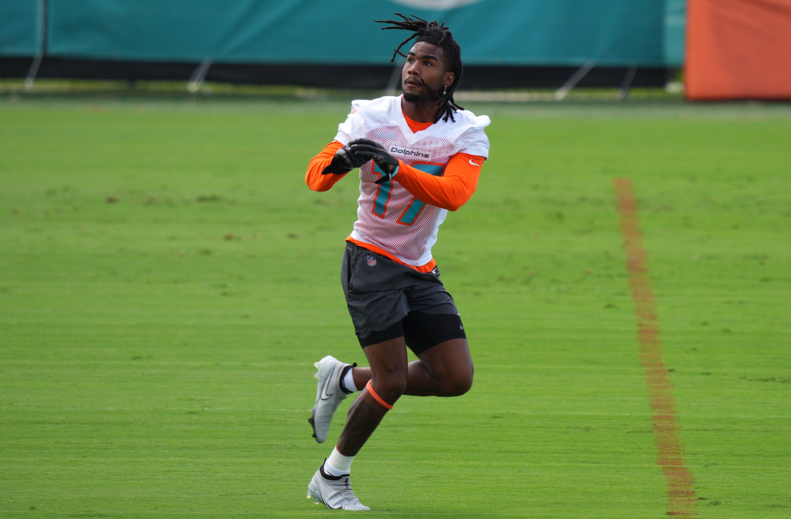 MIAMI, FLORIDA - JUNE 11: Wide Receiver Jaylen Waddle #17 of the Miami Dolphins gets ready to catch a pass in practice drills during off-season workouts at Baptist Health Training Facility at Nova Southern University on June 11, 2021 in Miami, Florida. (Photo by Mark Brown/Getty Images)
