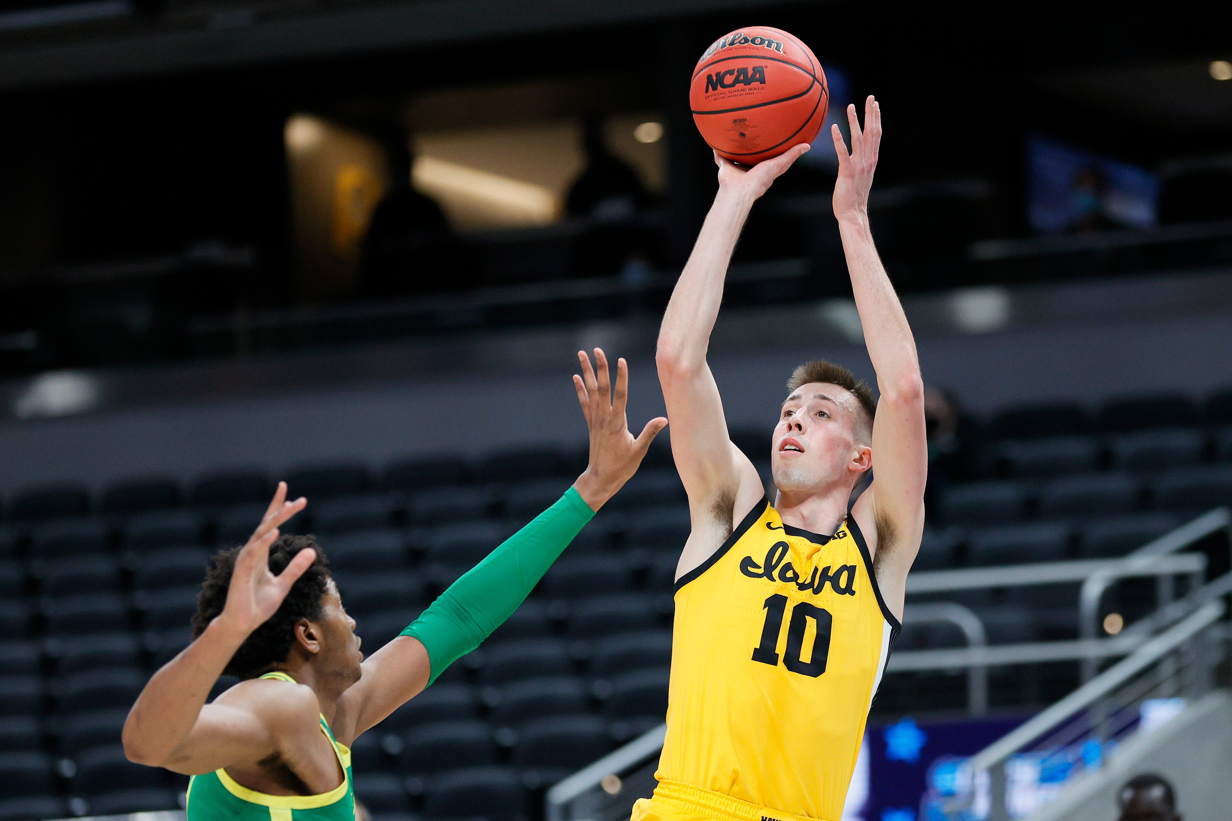 INDIANAPOLIS, INDIANA - MARCH 22: Joe Wieskamp #10 of the Iowa Hawkeyes shoots over Chandler Lawson #13 of the Oregon Ducks in the second round game of the 2021 NCAA Men's Basketball Tournament at Bankers Life Fieldhouse on March 22, 2021 in Indianapolis, Indiana. (Photo by Sarah Stier/Getty Images)