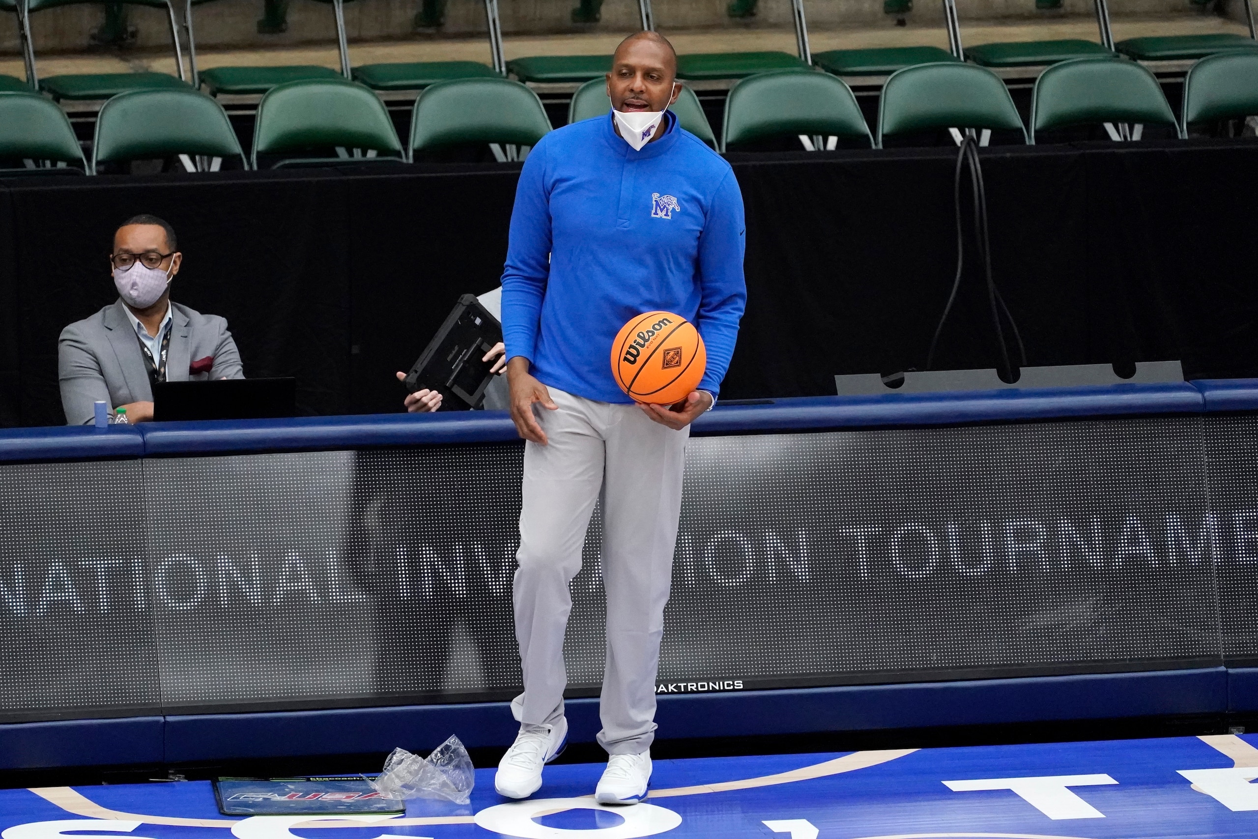 Memphis head coach Penny Hardaway instructs his team during an NCAA college basketball championship game against Mississippi State in the NIT, Sunday, March 28, 2021, in Frisco, Texas. (AP Photo/Tony Gutierrez)