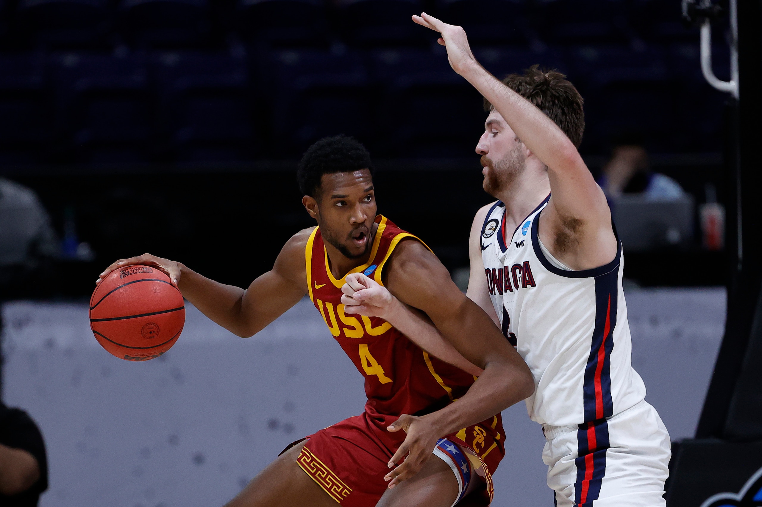 INDIANAPOLIS, INDIANA - MARCH 30: Evan Mobley #4 of the USC Trojans dribbles against Drew Timme #2 of the Gonzaga Bulldogs during the first half in the Elite Eight round game of the 2021 NCAA Men's Basketball Tournament at Lucas Oil Stadium on March 30, 2021 in Indianapolis, Indiana. (Photo by Jamie Squire/Getty Images)