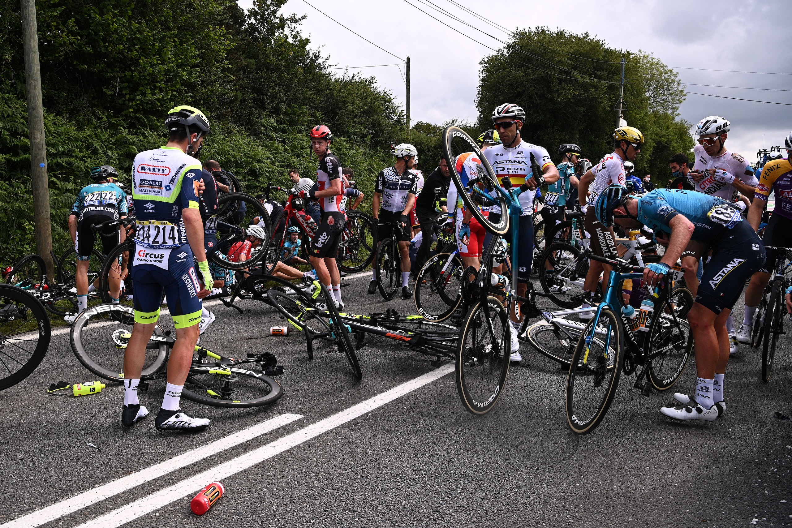 LANDERNEAU, FRANCE - JUNE 26: The peloton injury after crash during the 108th Tour de France 2021, Stage 1 a 197,8km stage from Brest to Landerneau - Côte De La Fosse Aux Loups 176m / @LeTour / #TDF2021 / on June 26, 2021 in Landerneau, France. (Photo by Anne-Christine Poujoulat - Pool/Getty Images,)